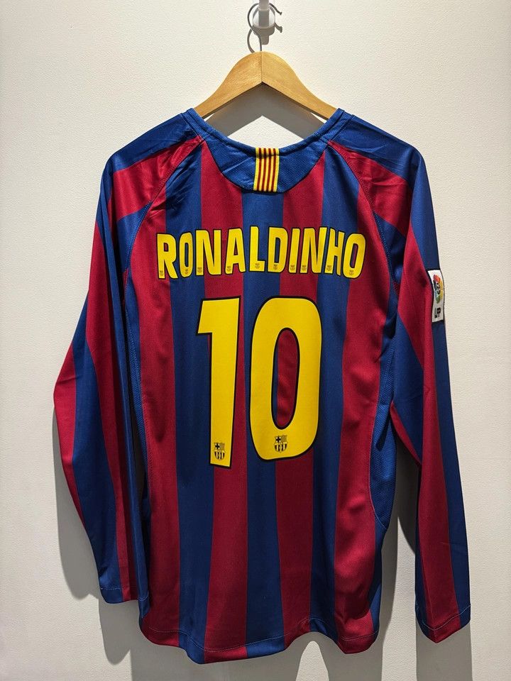 Other Barcelona 10 Ronaldinho Jersey Longsleeve Size US XL / EU 56 / 4 - 1 Thumbnail