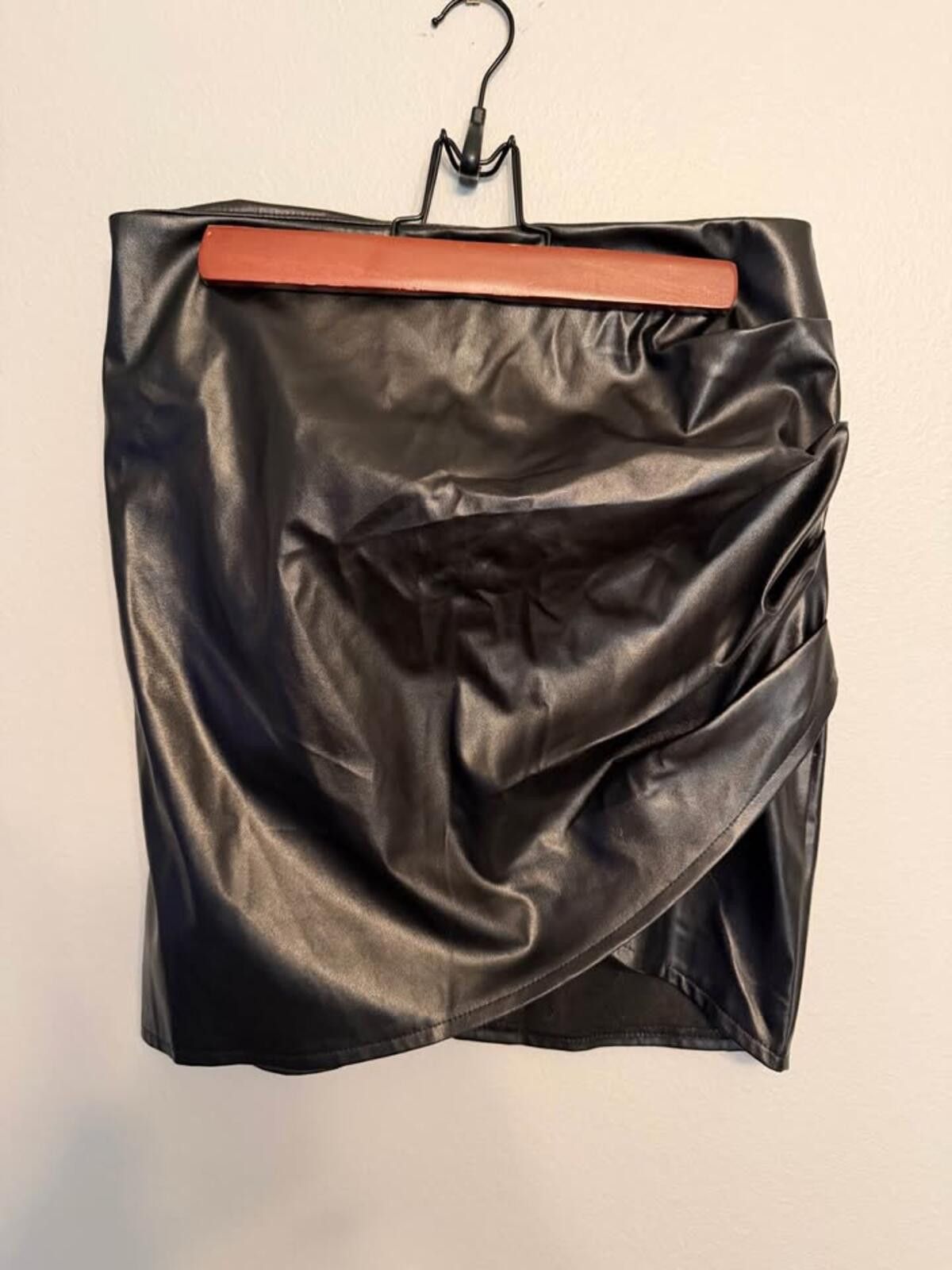 Shein SHEIN Leather Skirt w Ruching Side Size Medium Size 32" / US 10 / IT 46 - 1 Thumbnail