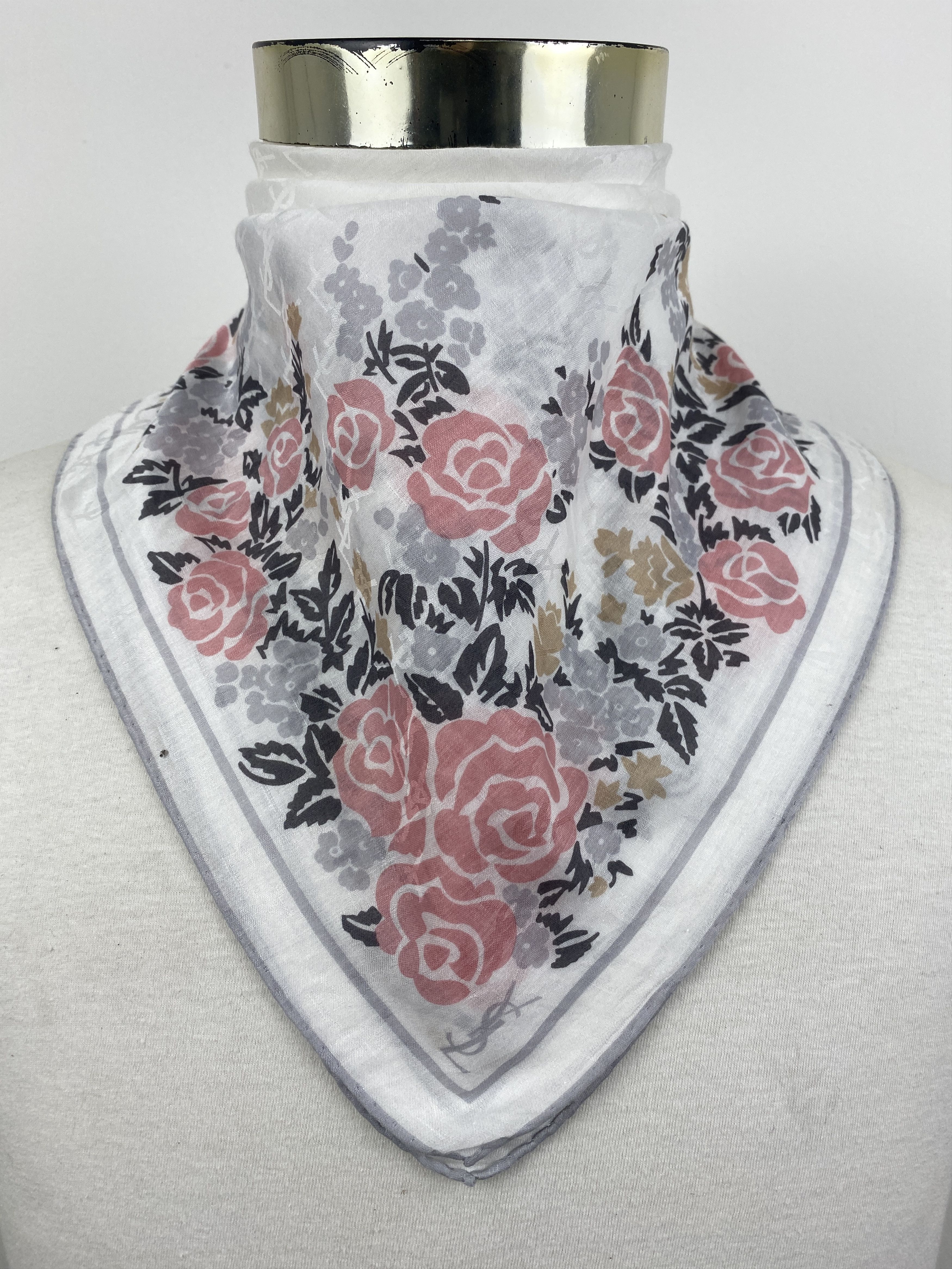 Vintage Yves Saint Laurent Handkerchief /Neckerchief HKC0741 Size ONE SIZE - 1 Thumbnail