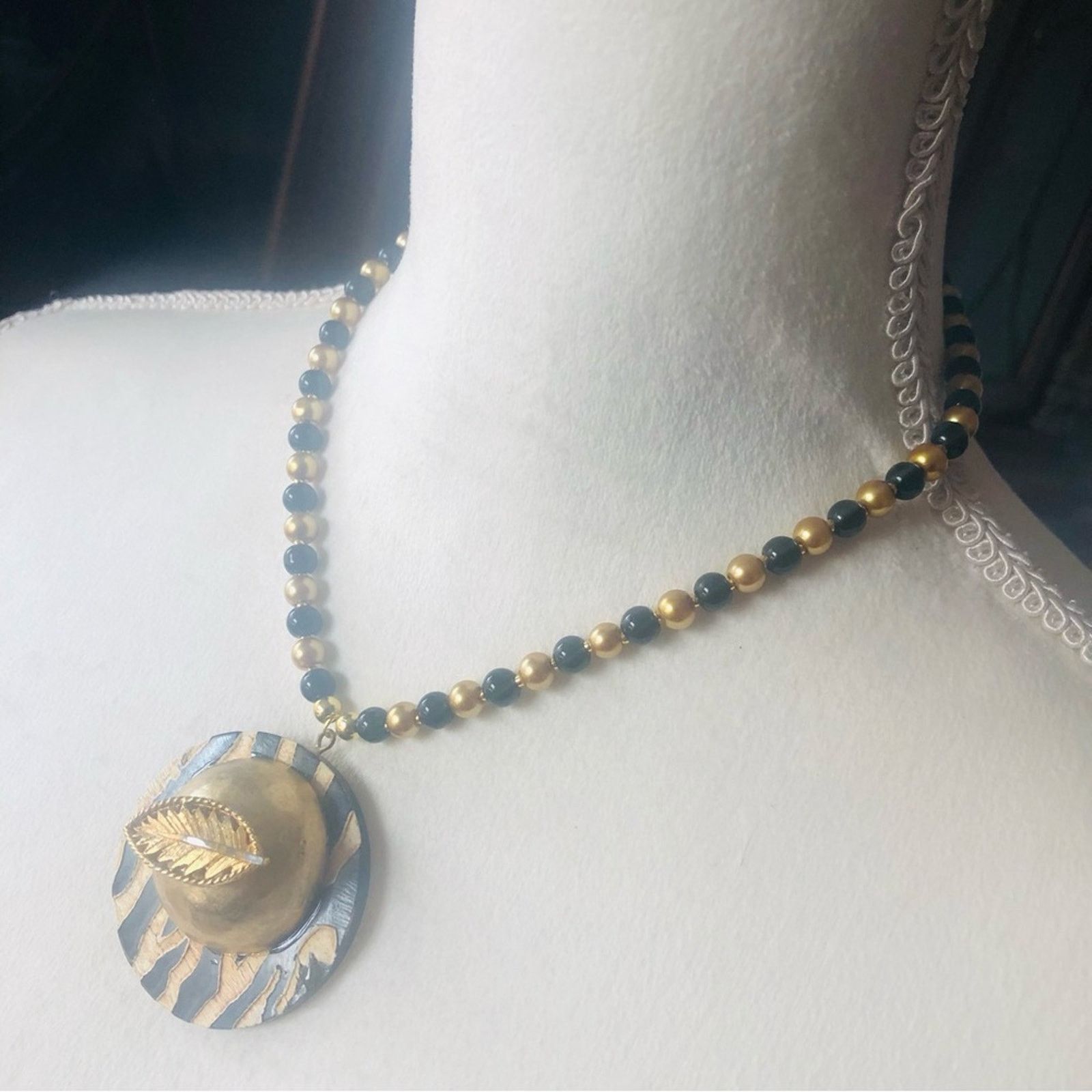 Handmade Handcrafted repurpose jungle inspired pendant Pearl necklace Size ONE SIZE - 4 Thumbnail