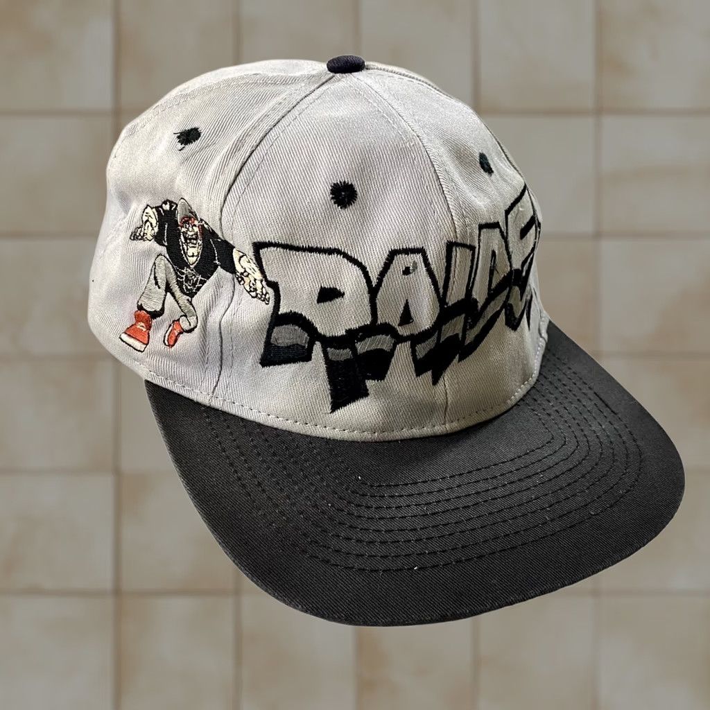 Vintage VINTAGE Raiders NFL Team Heroes Snapback Hat Grafitti Size ONE SIZE - 1 Thumbnail