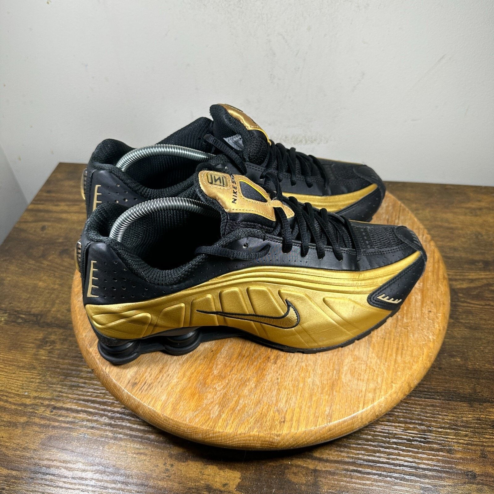 Nike Shox R4 Black Metallic Gold Shoes Sneakers Men\'s Size 9.5 104265-702 Nike Shox R4 in Gold | SVD USA main image 2