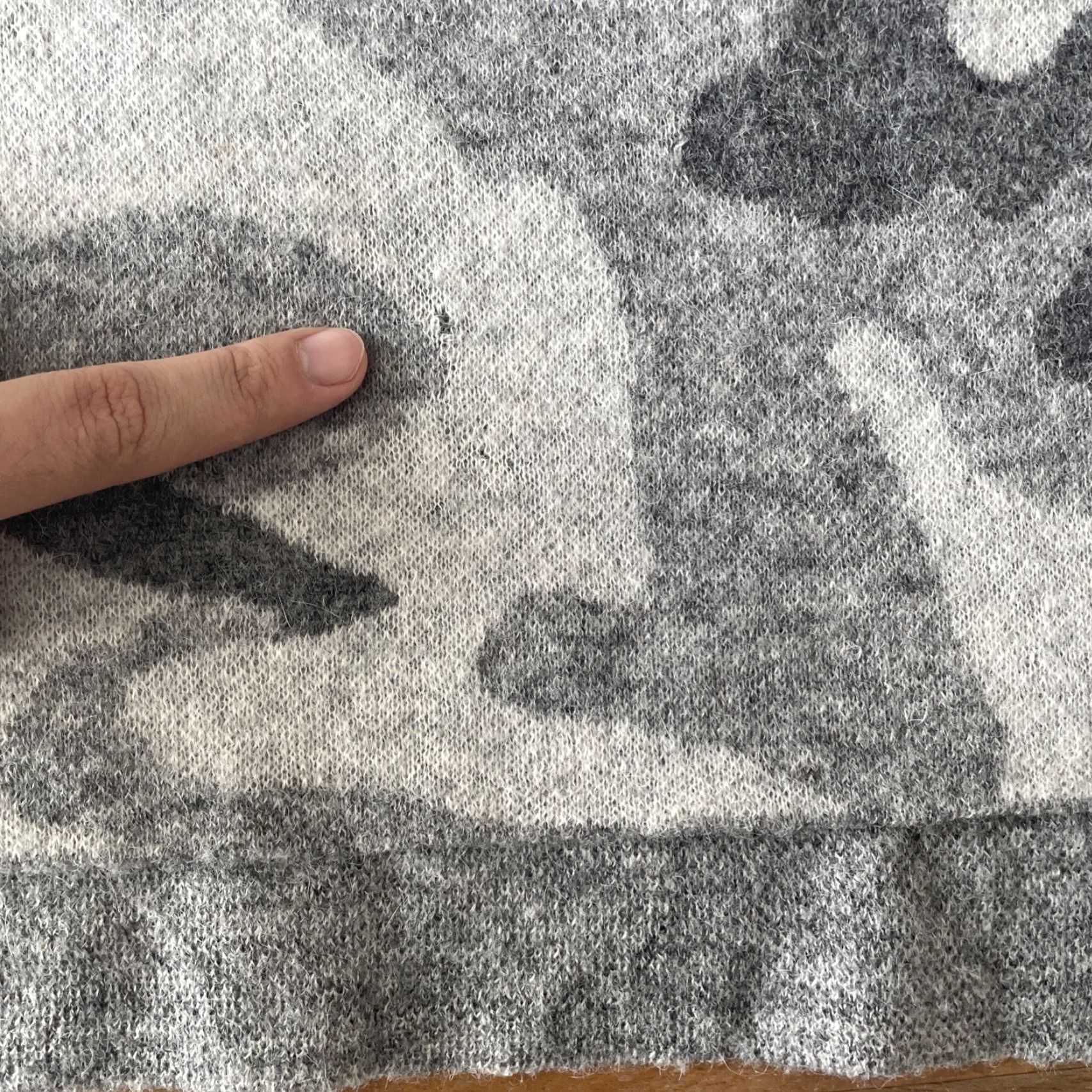 Athleta Athleta Gray Camouflage Alpaca Wool Blend Sweater Women 2XS Long Sleeve Crew Neck Pullover Casual Knit Outdoor City Vintage: No? Size XXS / US 00 / IT 34 - 5 Thumbnail