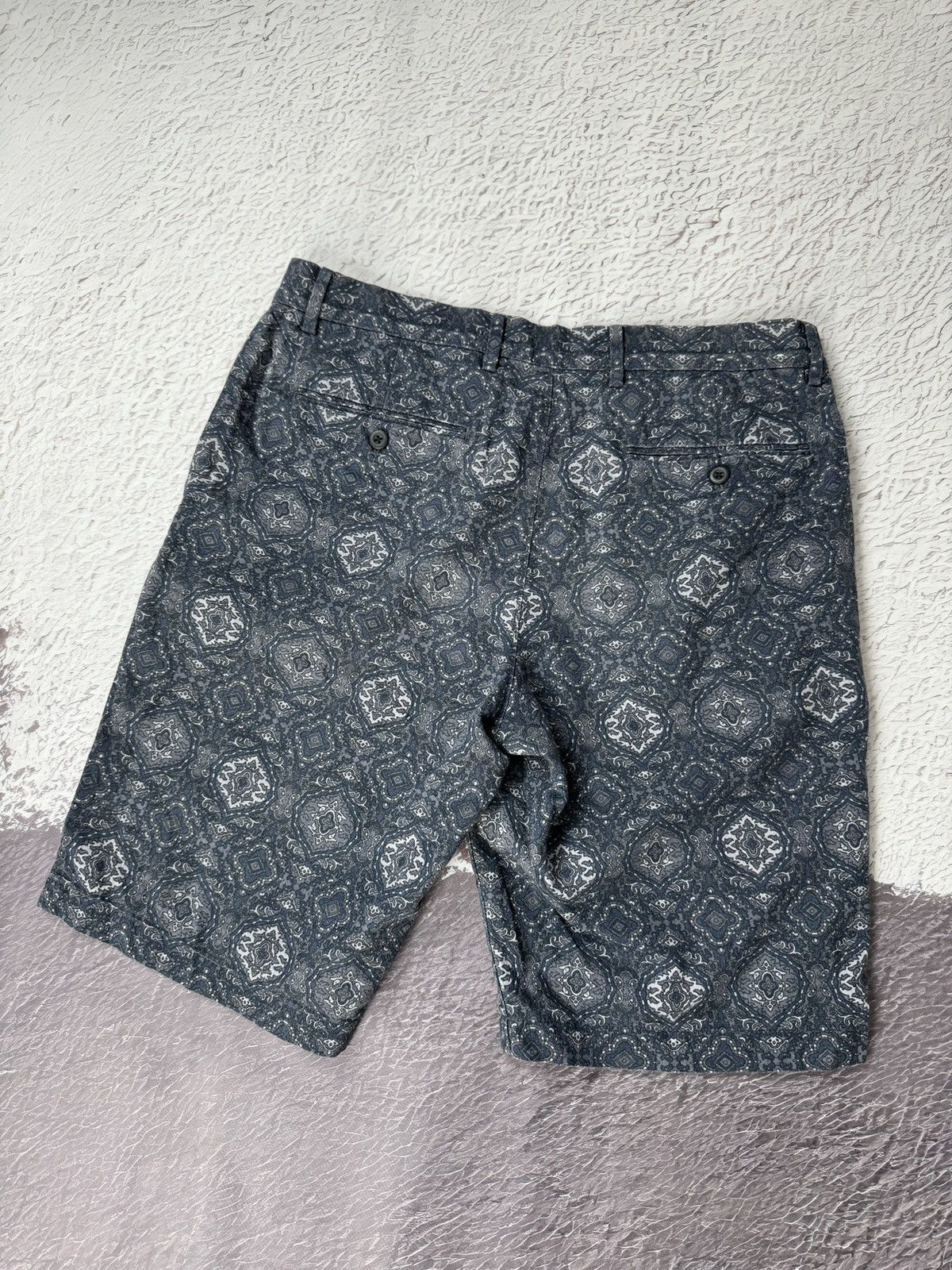 Uniqlo Uniqlo grey geometric abstract paisley pattern linen shorts Size US 32 / EU 48 - 2 Thumbnail