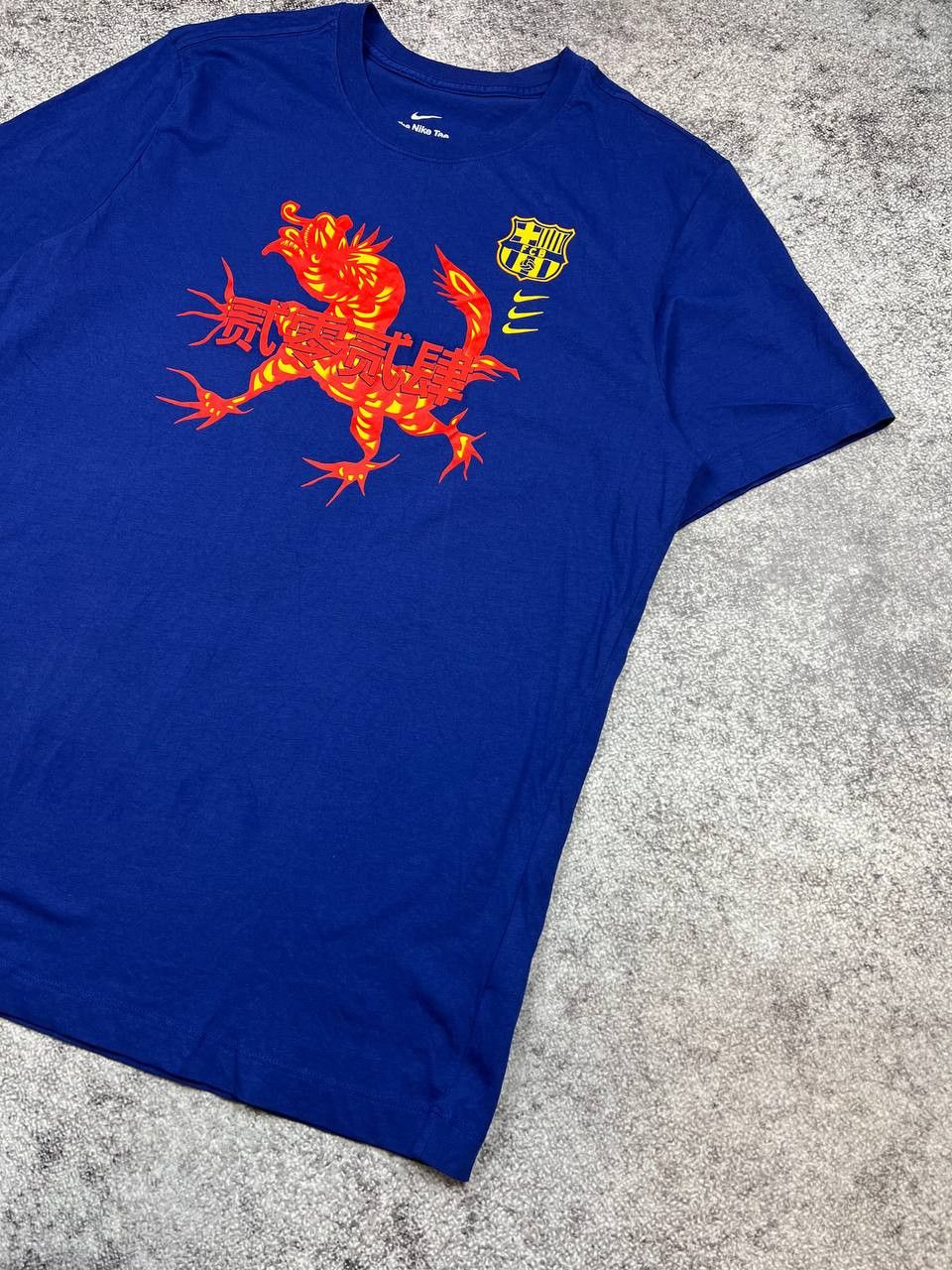 Nike Nike Barcelona Japanese Logo Dragon Big Logo T-Shirt Size US L / EU 52-54 / 3 - 3 Thumbnail