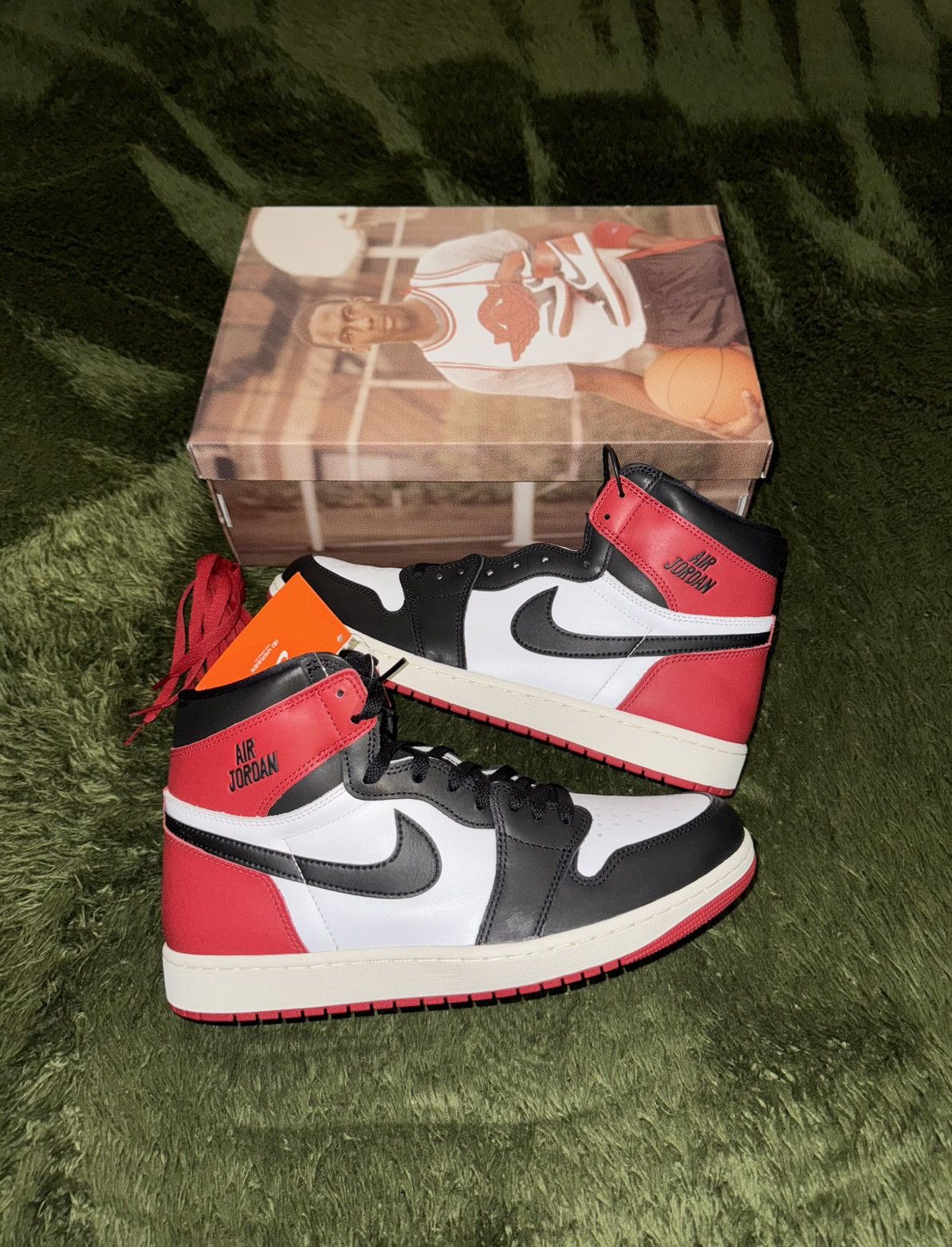 [300] Air Jordan 1 Retro High OG “Black Toe”