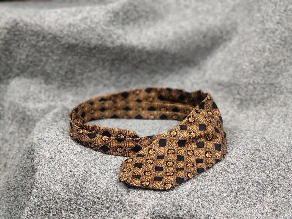 Yves Saint Laurent Yves Saint Laurent Vintage Silk designer tie Gold Pattern Size ONE SIZE - 1 Thumbnail