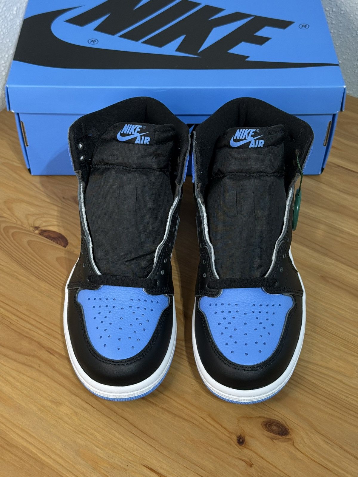 Jordan Brand × Nike Nike Air Jordan 1 Retro High OG UNC Toe size 6 Men/8 Woman Size US 6 / EU 39 - 3 Thumbnail