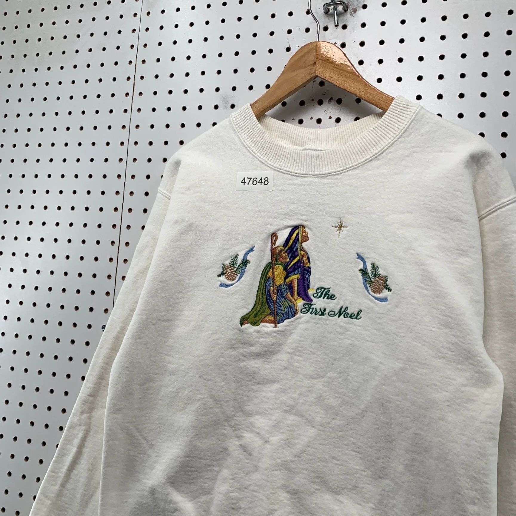 Gildan VINTAGE First Noel Sweatshirt Mens M White Embroidered Fleece Crewneck USA Size US M / EU 48-50 / 2 - 6 Thumbnail