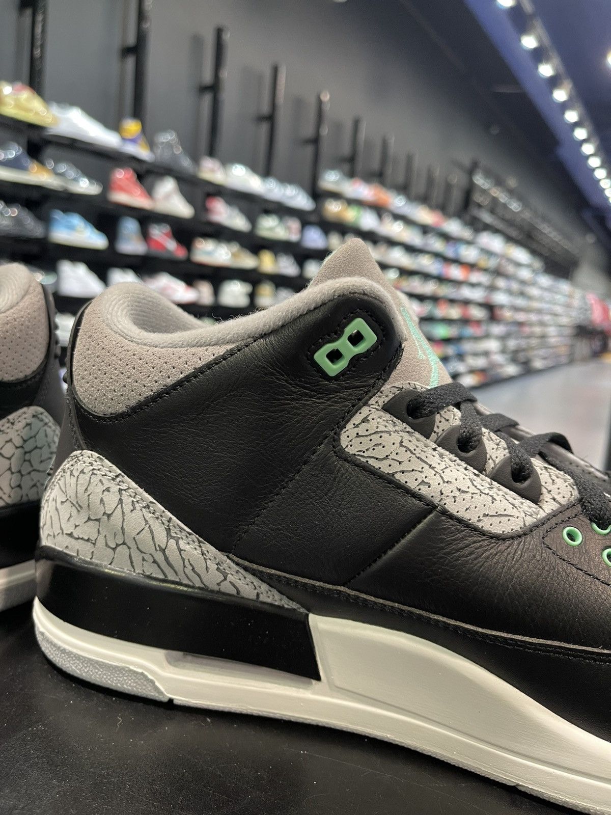 Jordan Brand Size 13 - Jordan 3 Retro Glow Green Size US 13 / EU 46 - 8 Thumbnail
