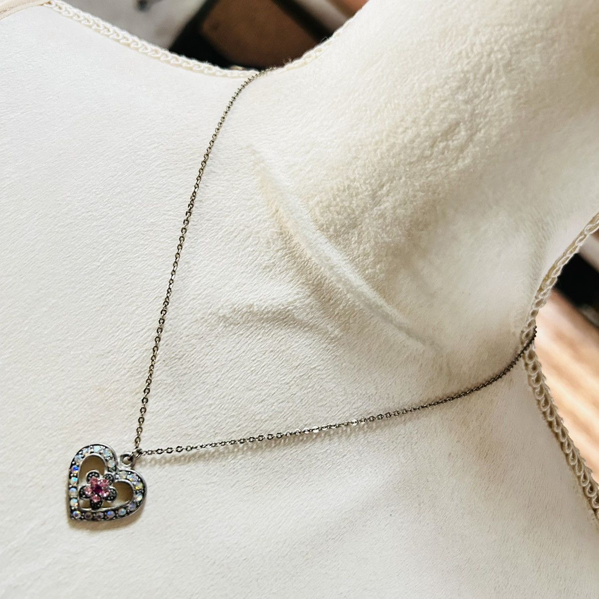 Vintage Vintage 80s aurora borealis crystal heart on chain necklace Size ONE SIZE - 1 Thumbnail