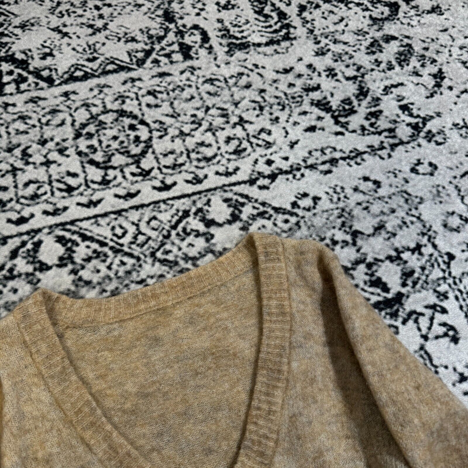 Vintage Vintage Women's Beige Wool V-Neck Sweater Size S 90s Size US S / EU 44-46 / 1 - 9 Thumbnail