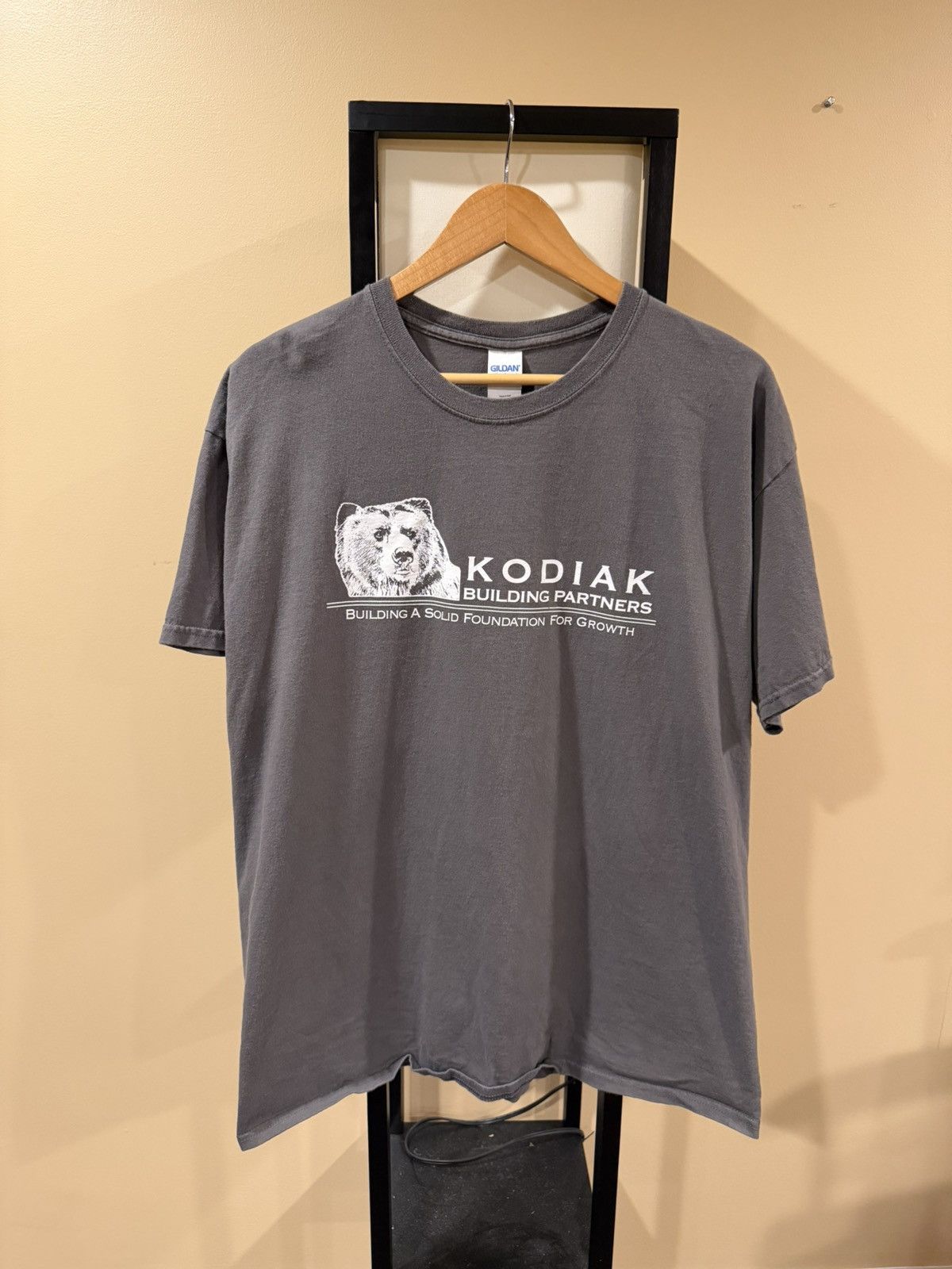 Gildan Vintage Kodiak Building Partners Gildan Grey T-Shirt Size US XL / EU 56 / 4 - 1 Thumbnail