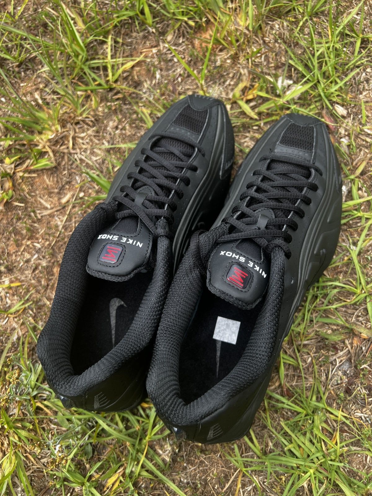Nike CLEAN Nike size 10.5 Mens Shox R4 Triple Black shoes Size US 10.5 / EU 43-44 - 5 Thumbnail