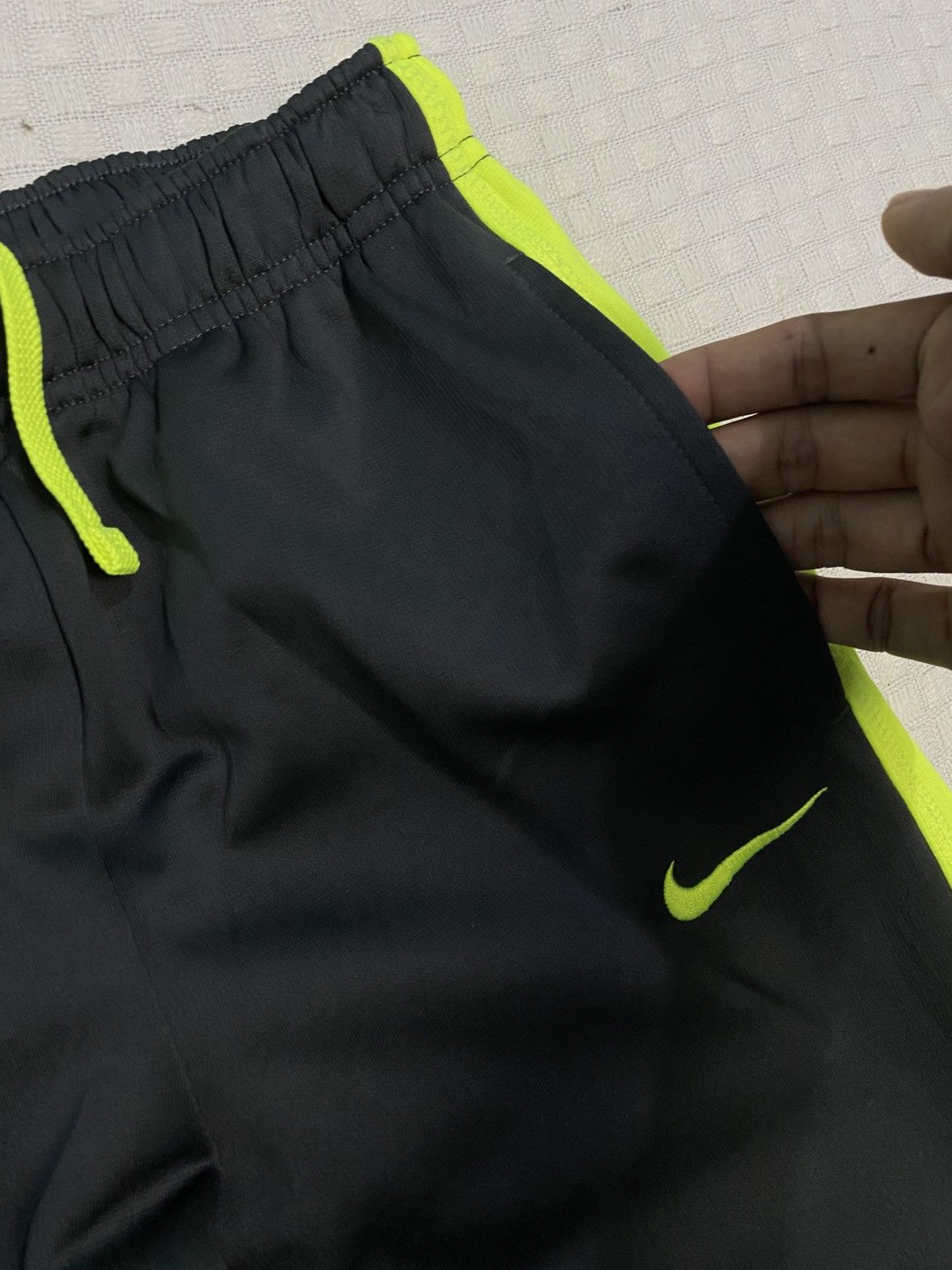 Carhartt Wip × Nike VINTAGE NIKE 90S BAGGY NYLON WIDE LEG SWOOSH TRACK PANTS Y2K Size US 28 / EU 44 - 6 Thumbnail
