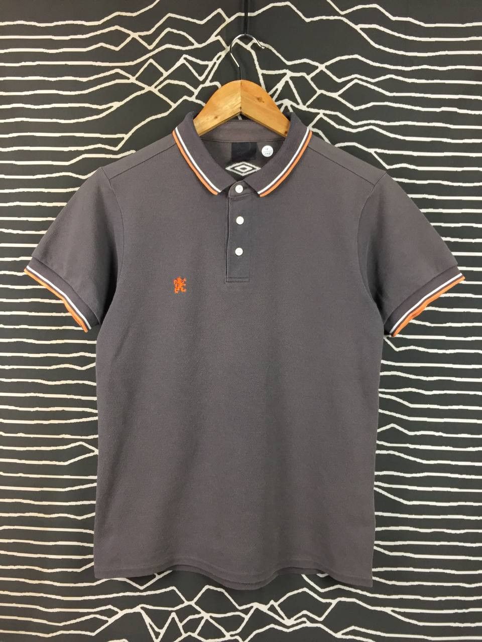 Umbro Umbro x R.Newbold Oranje Lion Crest Logo Polo Shirt Size US S / EU 44-46 / 1 - 1 Thumbnail