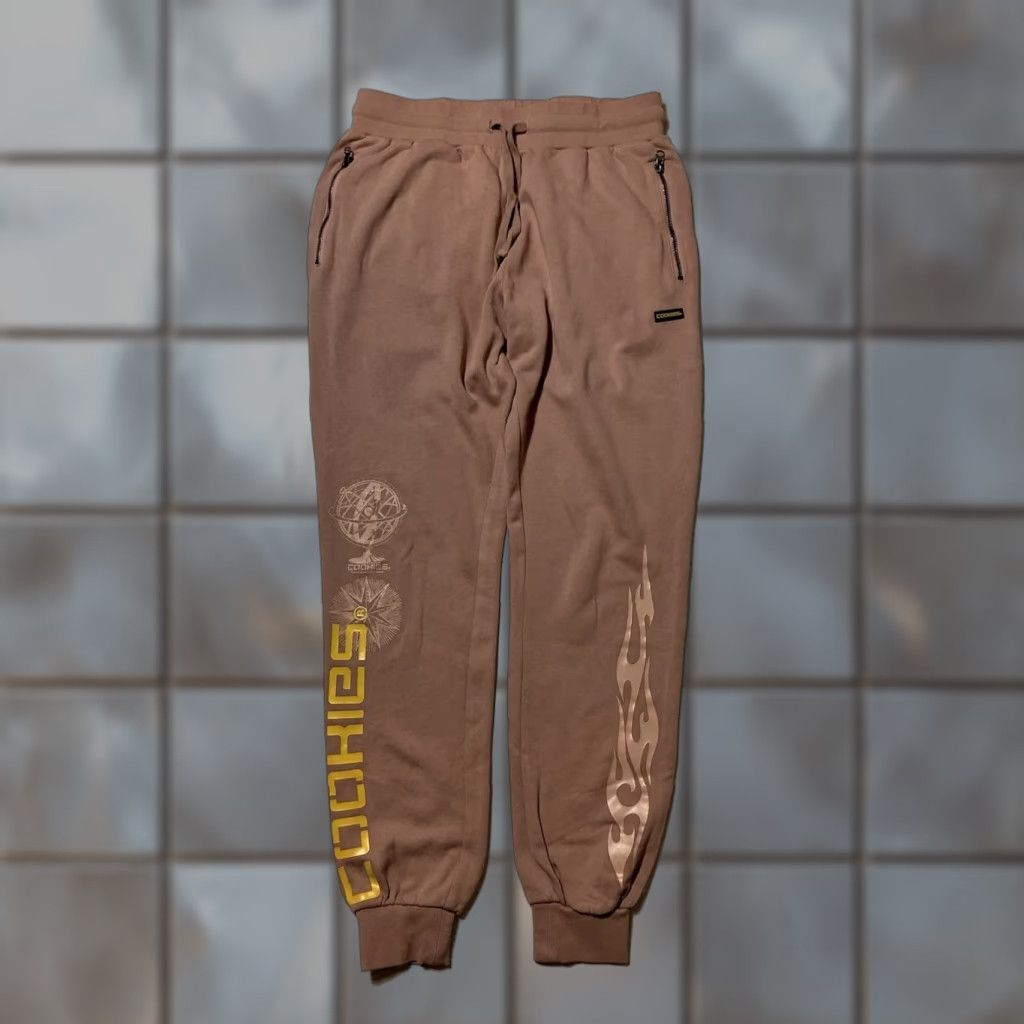 Globe Cookies SF Flames Sun Globe Graphic Mauve Jogger Sweatpants Sz. L User: Cookies SF Flames Sun Globe Graphic Mauve Jogger Sweatpants Sz. L Size US 33 - 1 Thumbnail