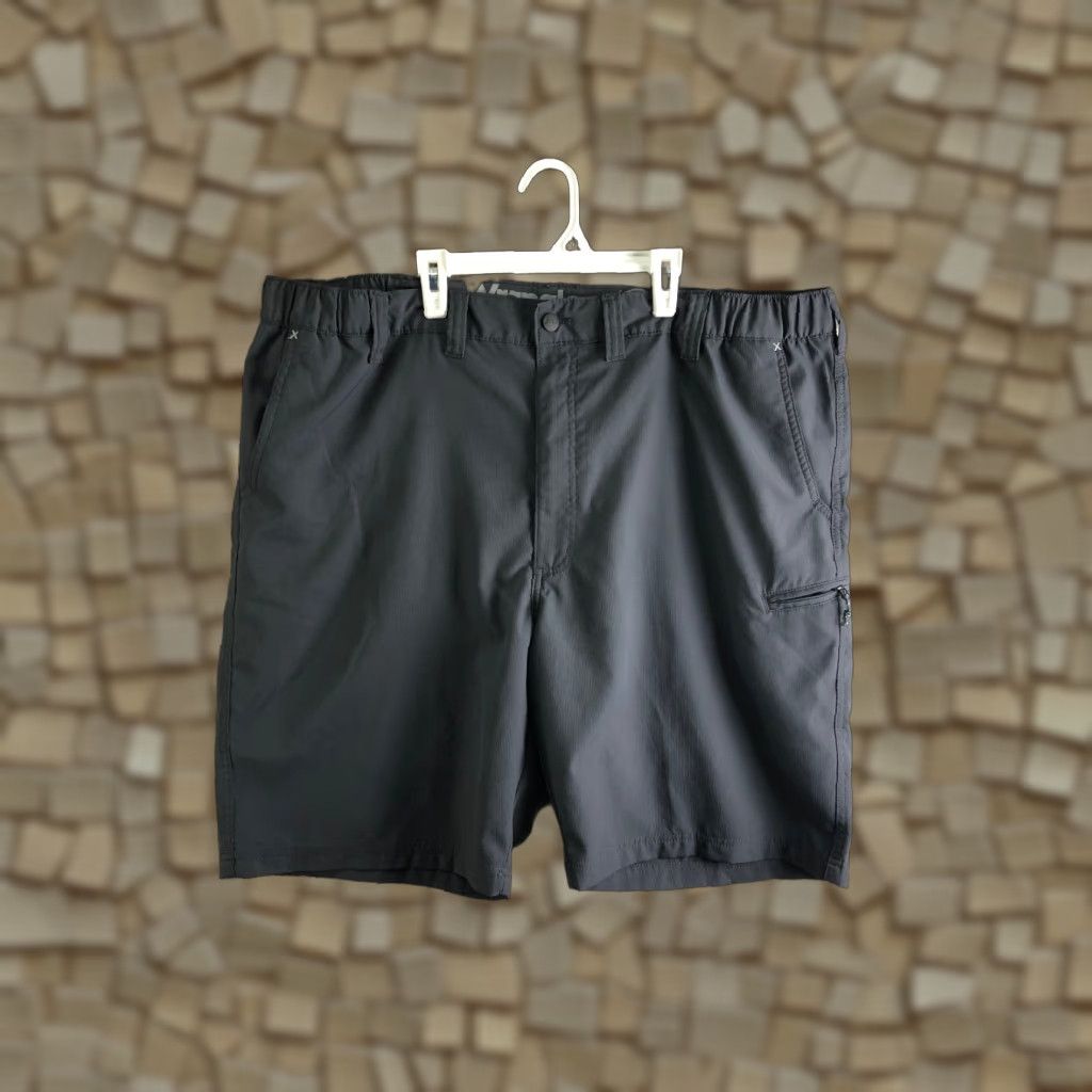 Wrangler Wrangler Bermuda Shorts Men's 44 Mid Rise Dark Wash Black Utility 5-Pocket Denim Shorts Regular Fit Belt Loops Size US 44 / EU 60 - 1 Thumbnail