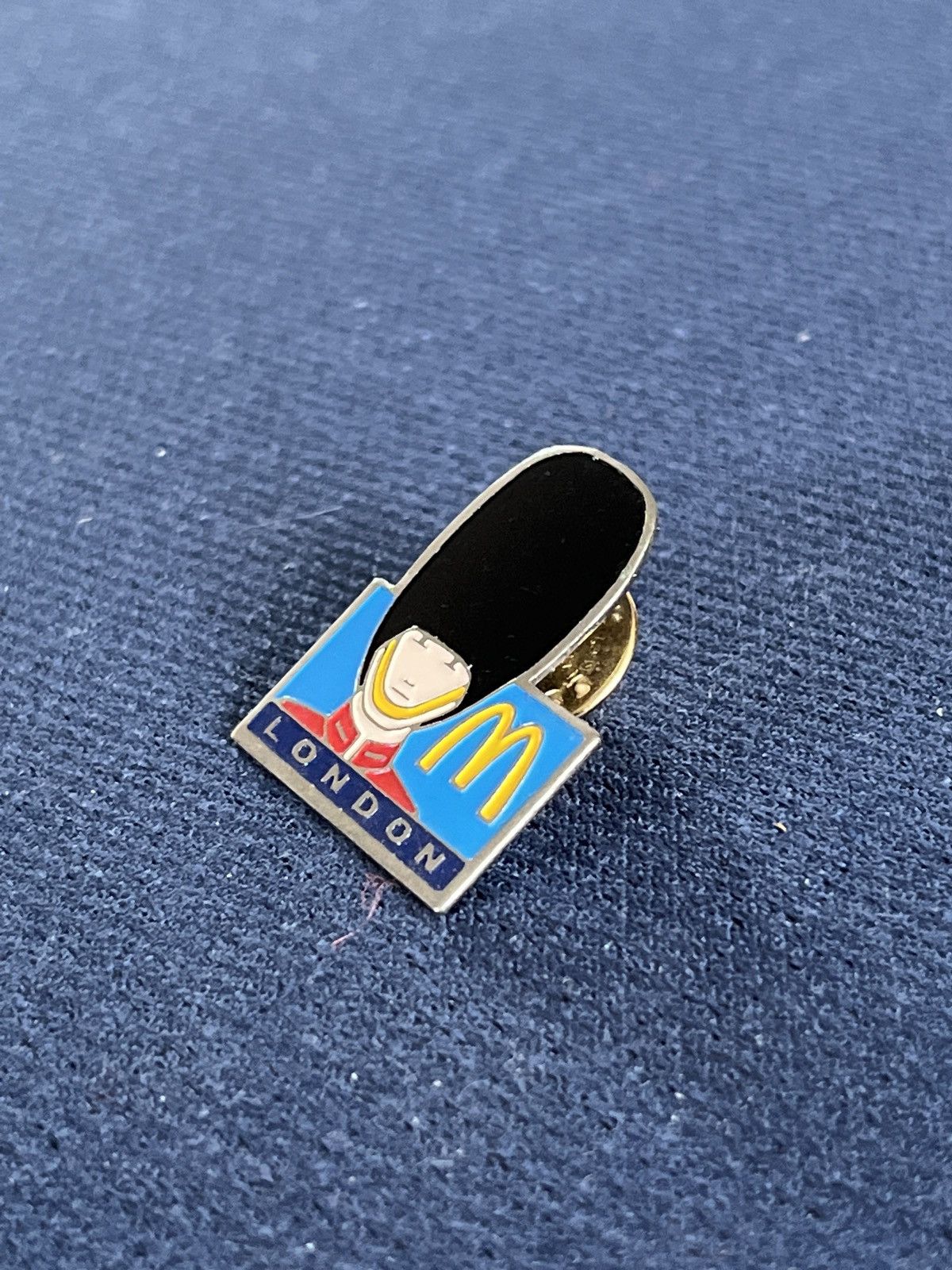 Junk Food Mc Donald’s London vintage pin Size ONE SIZE - 3 Thumbnail