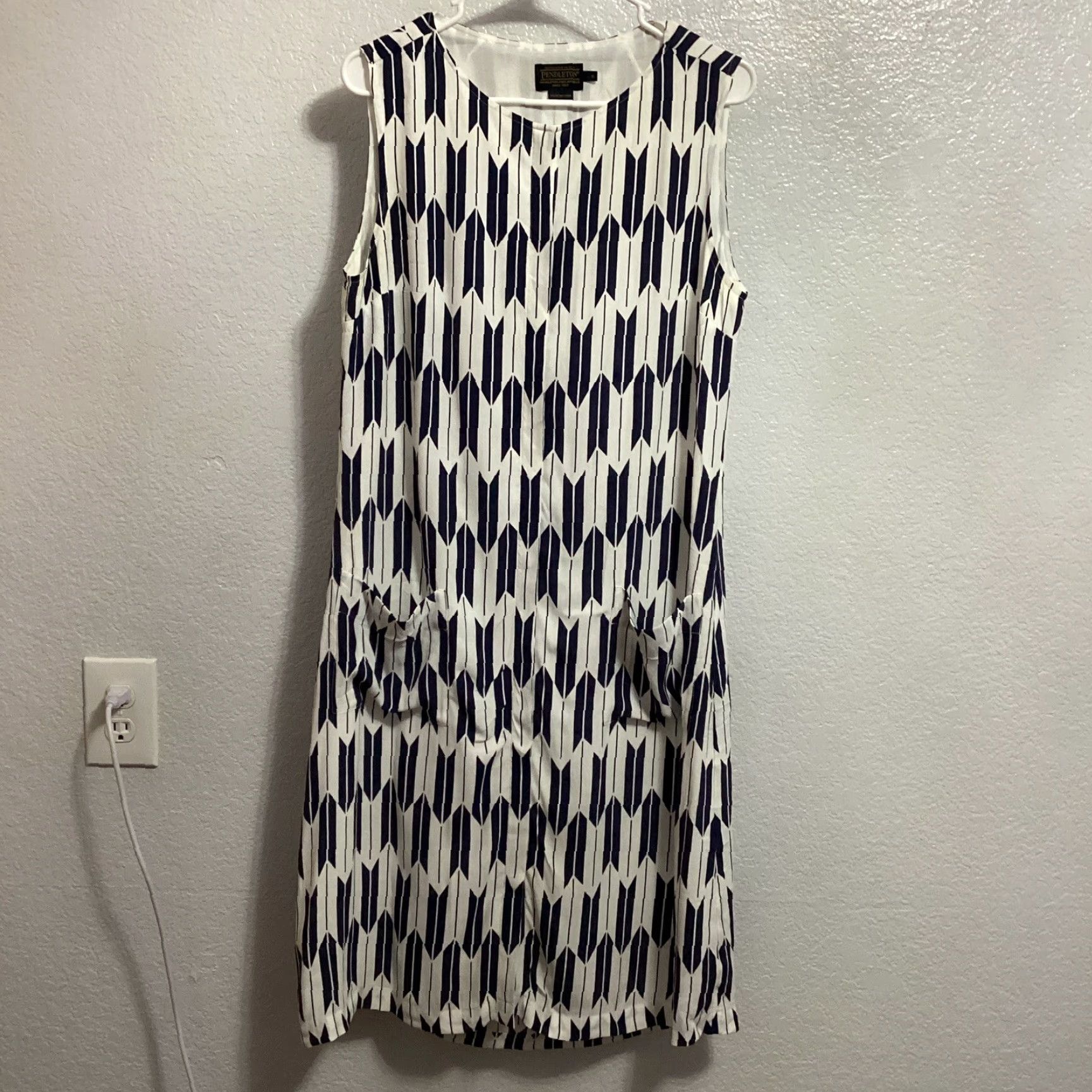 Pendleton Pendleton Dress Sz 6 White Blue Button Down Arrow Print Sleeveless Midi Pockets Size M / US 6-8 / IT 42-44 - 2 Thumbnail