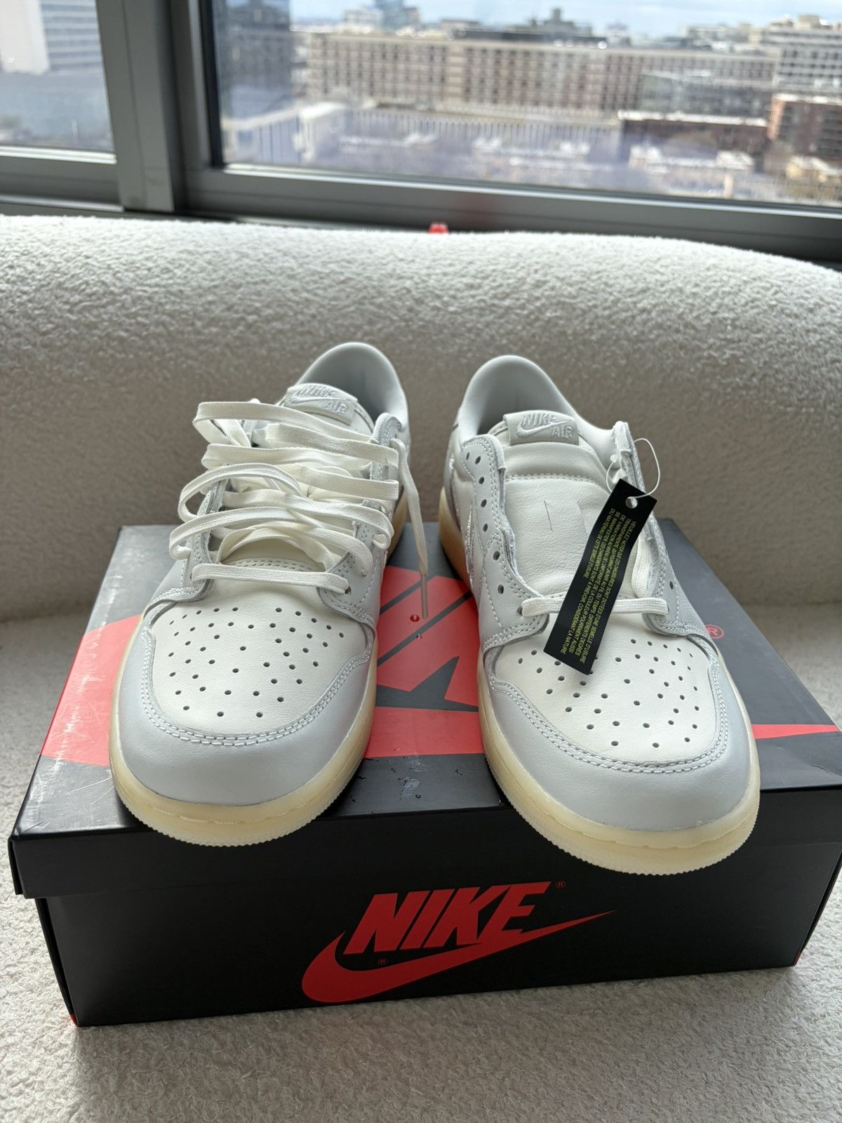 Nike Aur Jordan 1 Retro Low OG Coconut Milk Size US 9 / EU 42 - 1 Thumbnail