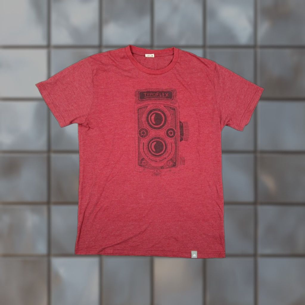 Vintage TYPOGRAPHIA Men's Medium Red Short Sleeve Crew Neck Shirt - Camera Graphic Tee - Classic Retro - Made in Portugal Size US M / EU 48-50 / 2 - 1 Thumbnail