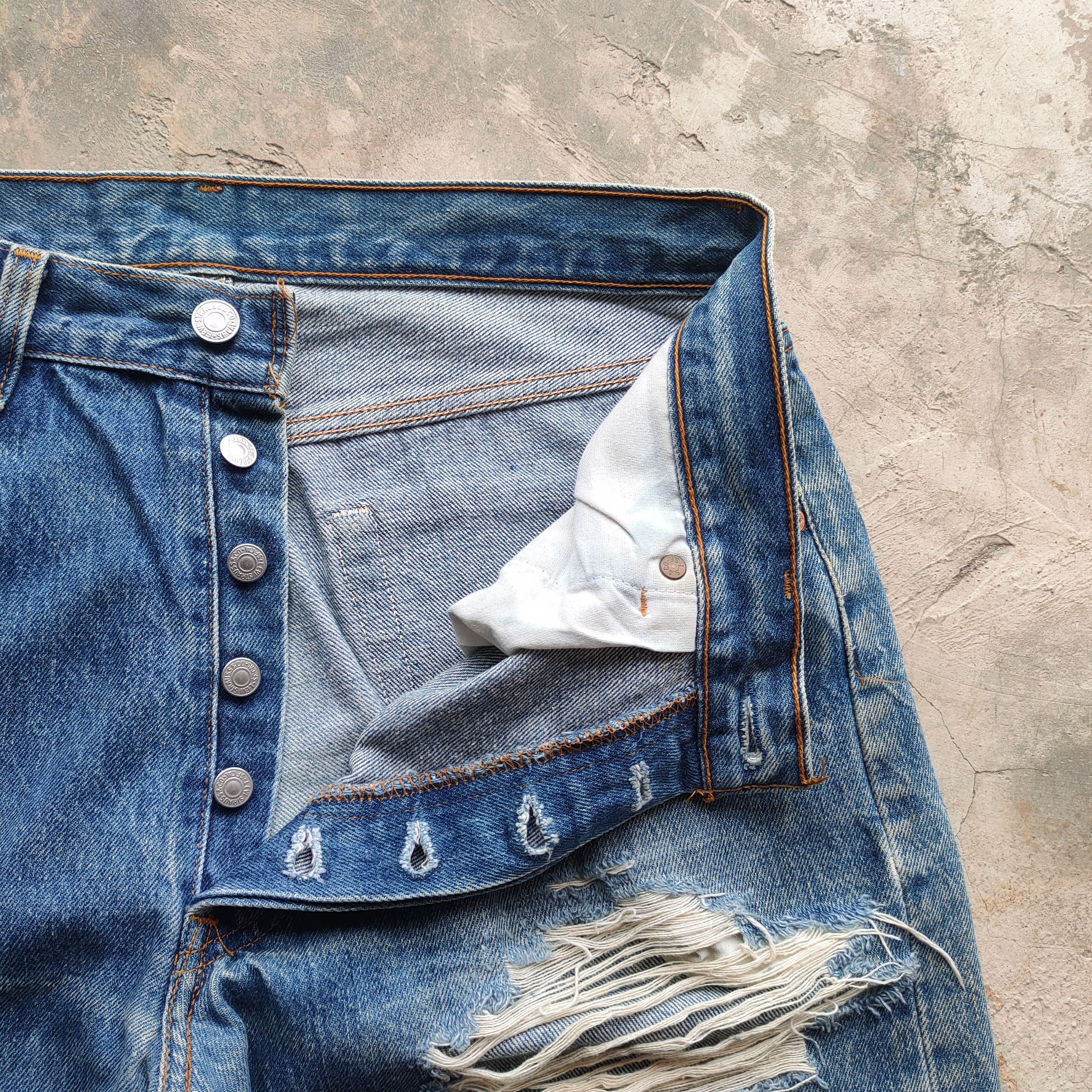 Levi's Vintage Clothing W32 VINTAGE LEVI'S 501 USA 95' FADED DISTRESSED JEANS PANTS Size US 32 / EU 48 - 5 Thumbnail