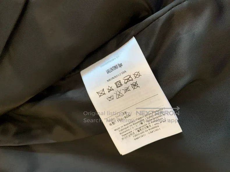 Valentino Valentino The woman wears a leather coat Size S / US 4 / IT 40 - 4 Thumbnail