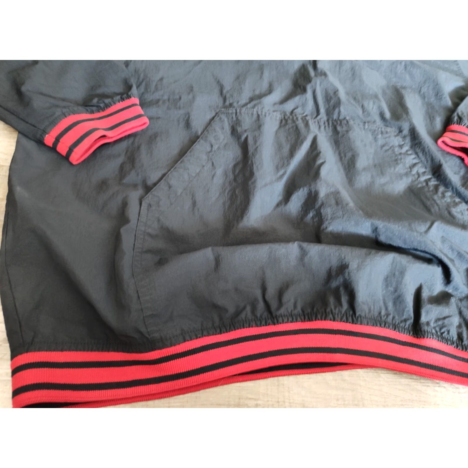 Nike Vintage Nike V-Neck Windbreaker Pullover Black Red Mens Size XL Swoosh Logo Size US XL / EU 56 / 4 - 2 Thumbnail