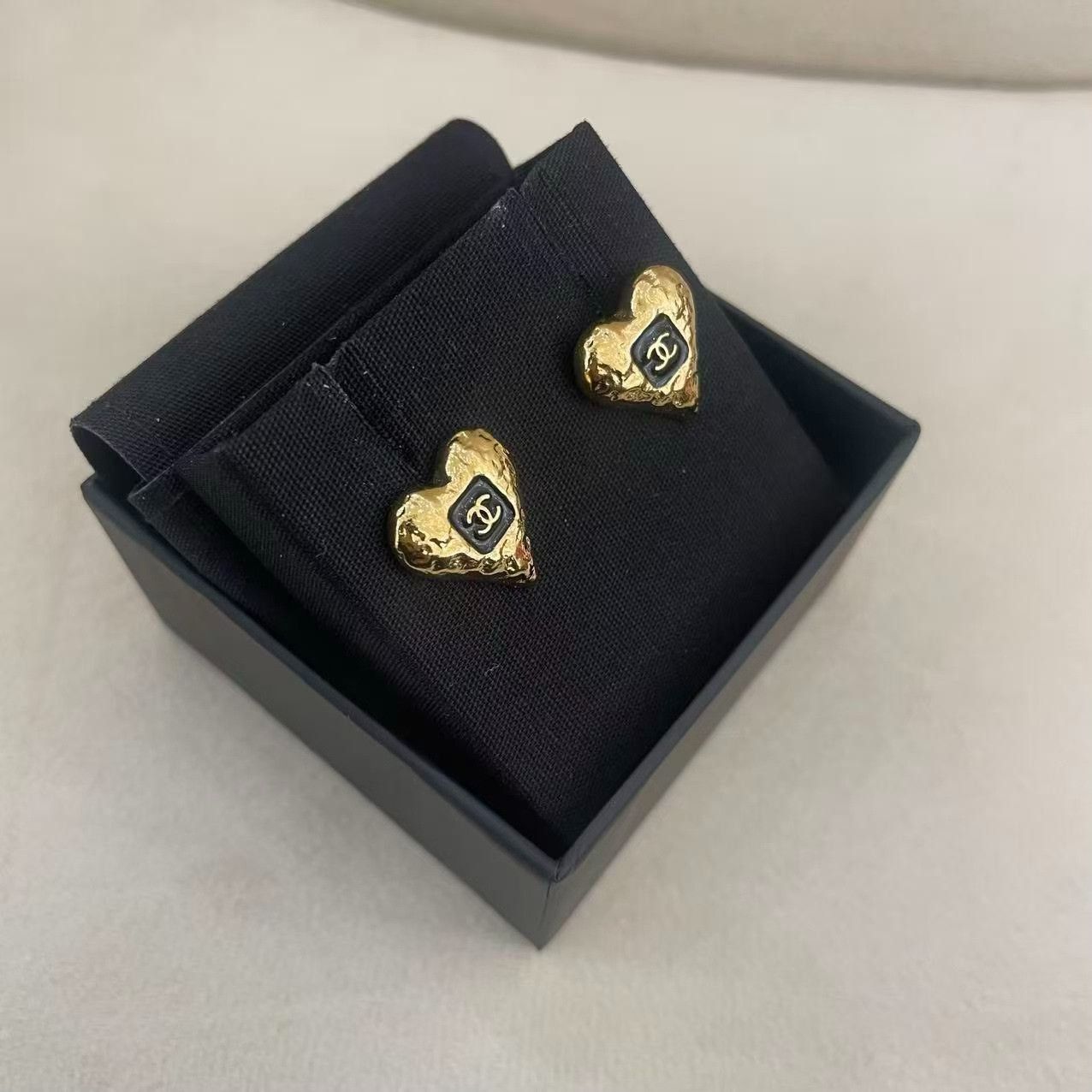Chanel CHANEL 24V Lava Enamel Heart Earrings Size ONE SIZE - 1 Thumbnail
