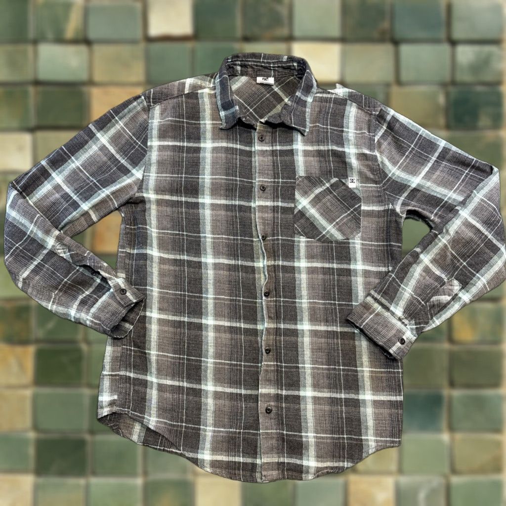 Vintage VINTAGE DC Shoes Button-Down Flannel Shirt Mens Large Plaid Size US L / EU 52-54 / 3 - 1 Thumbnail
