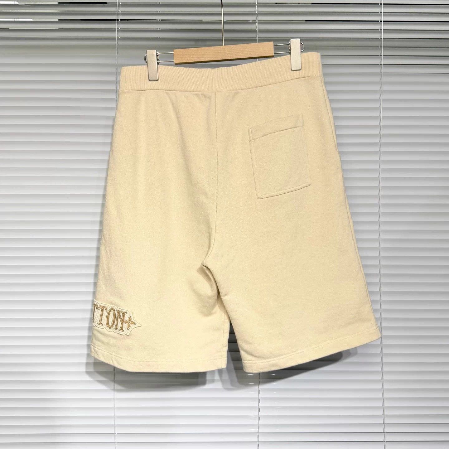 Louis Vuitton LV beige emb patch logo straight short mint XL Size US 43 - 2 Thumbnail