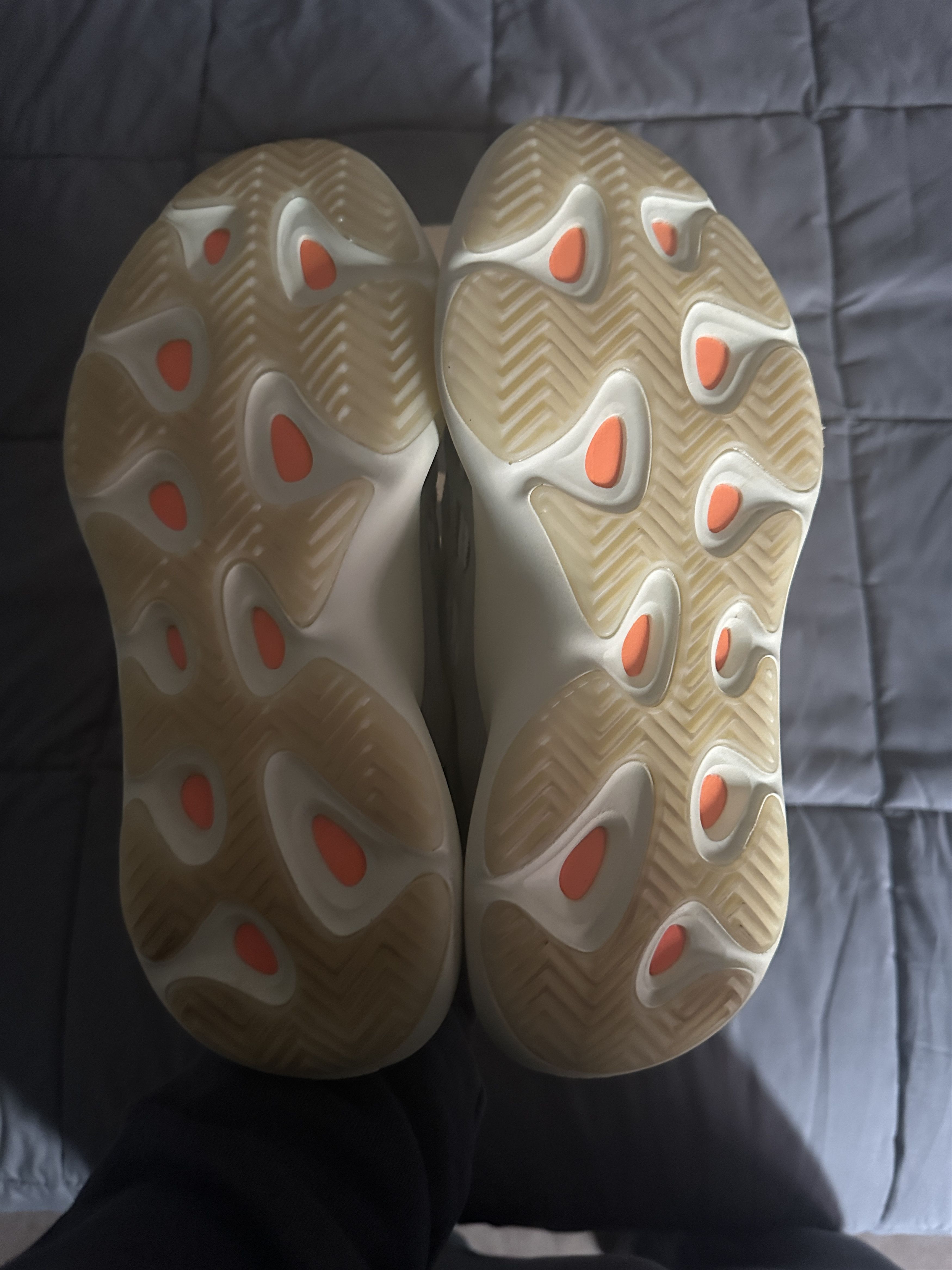 Adidas Yeezy 700 v3 Fade Salt 10.5 Size US 10.5 / EU 43-44 - 4 Thumbnail
