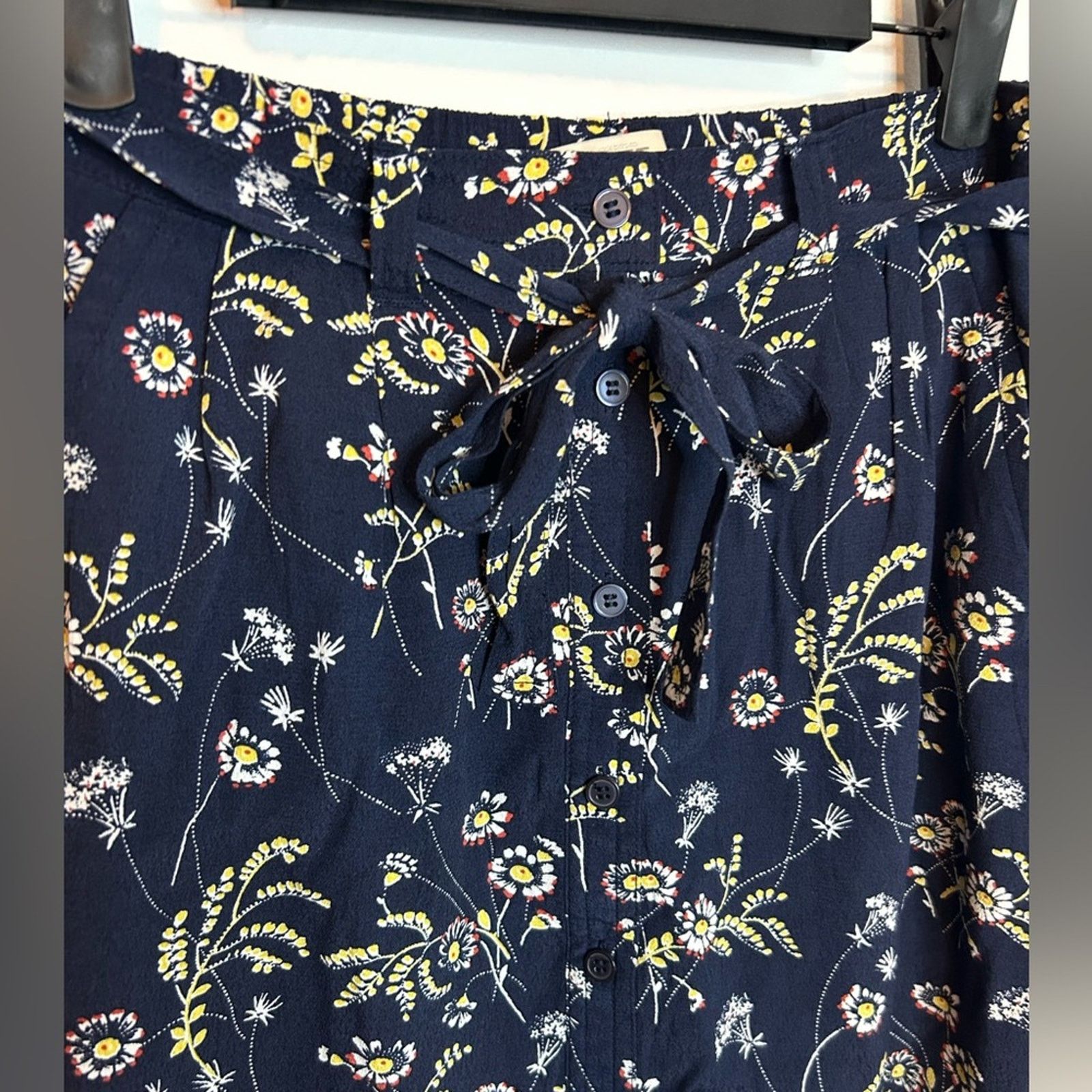 Loft Loft Navy Floral Button Front Belted Mini Skirt Size 27" / US 4 / IT 40 - 5 Thumbnail