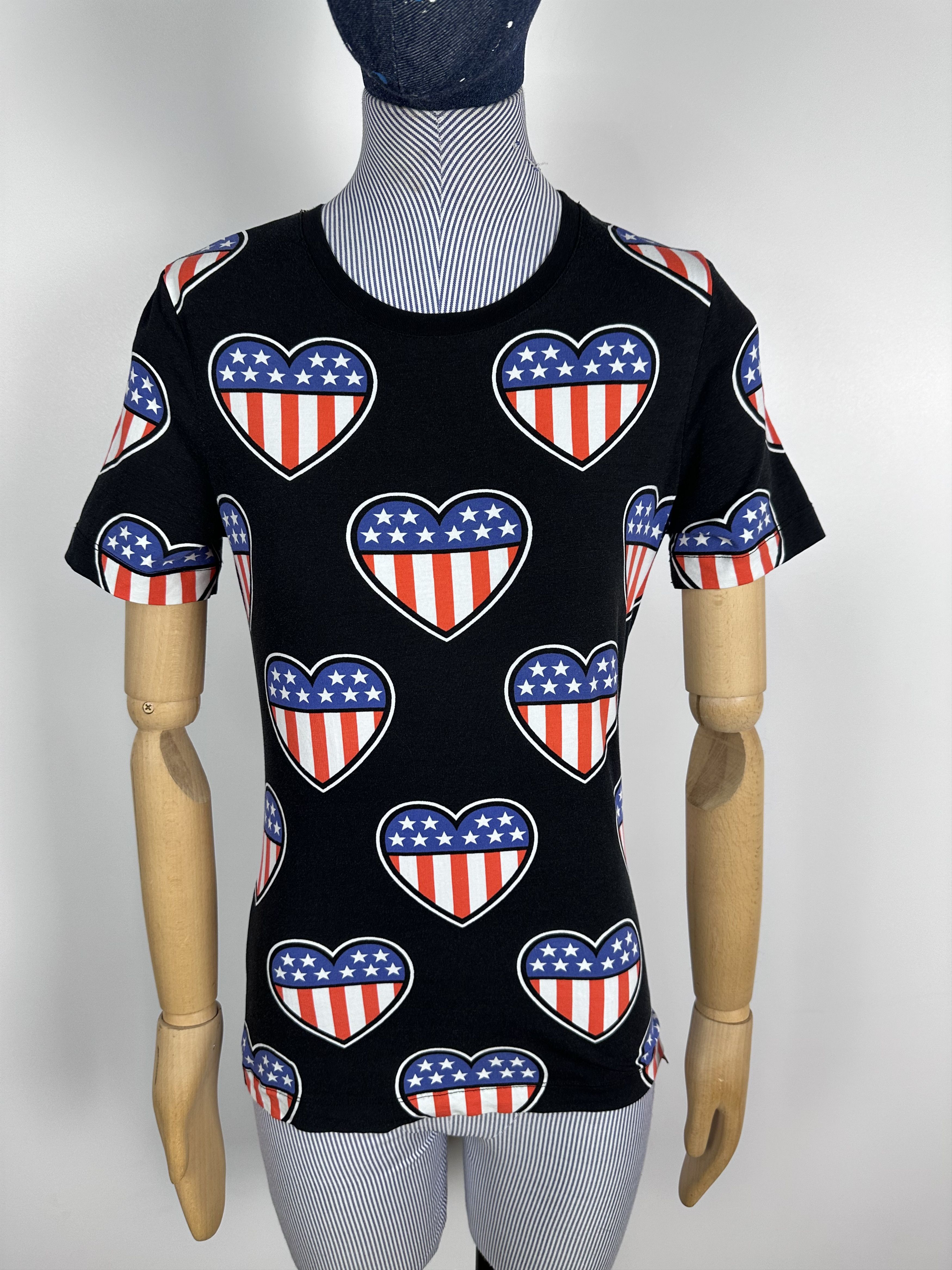 Love Moschino × Moschino Love Moschino T-Shirt Heart USA Flag Print Stars Stripes Size XS / US 0-2 / IT 36-38 - 2 Thumbnail