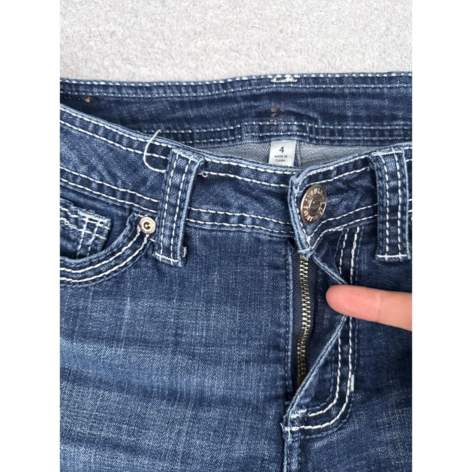 Vintage Seven7 Shorts Womens 4 Blue Denim Cutoff Frayed Hem Embroidered Stretch Pockets Size 27" / US 4 / IT 40 - 6 Thumbnail