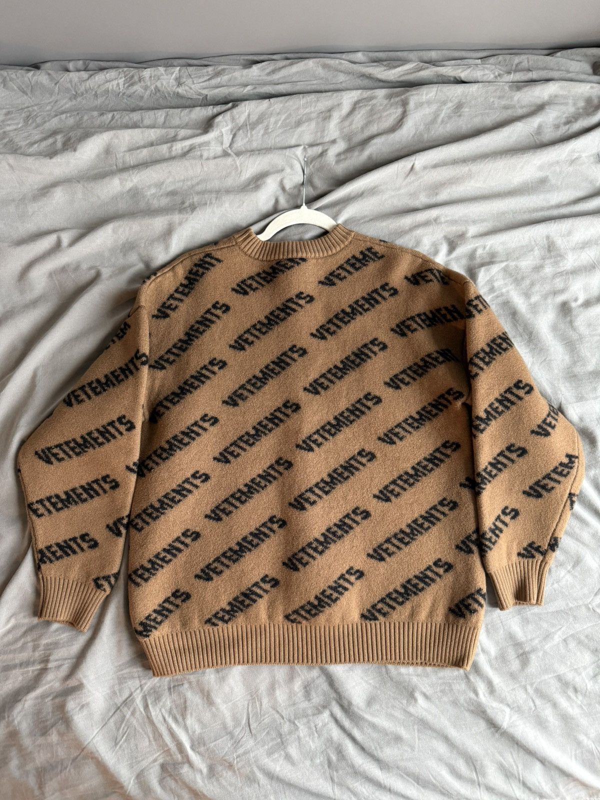 Vetements Vetements All-Over Logo Embroidered Knit Sweater Size US XS / EU 42 / 0 - 8 Thumbnail