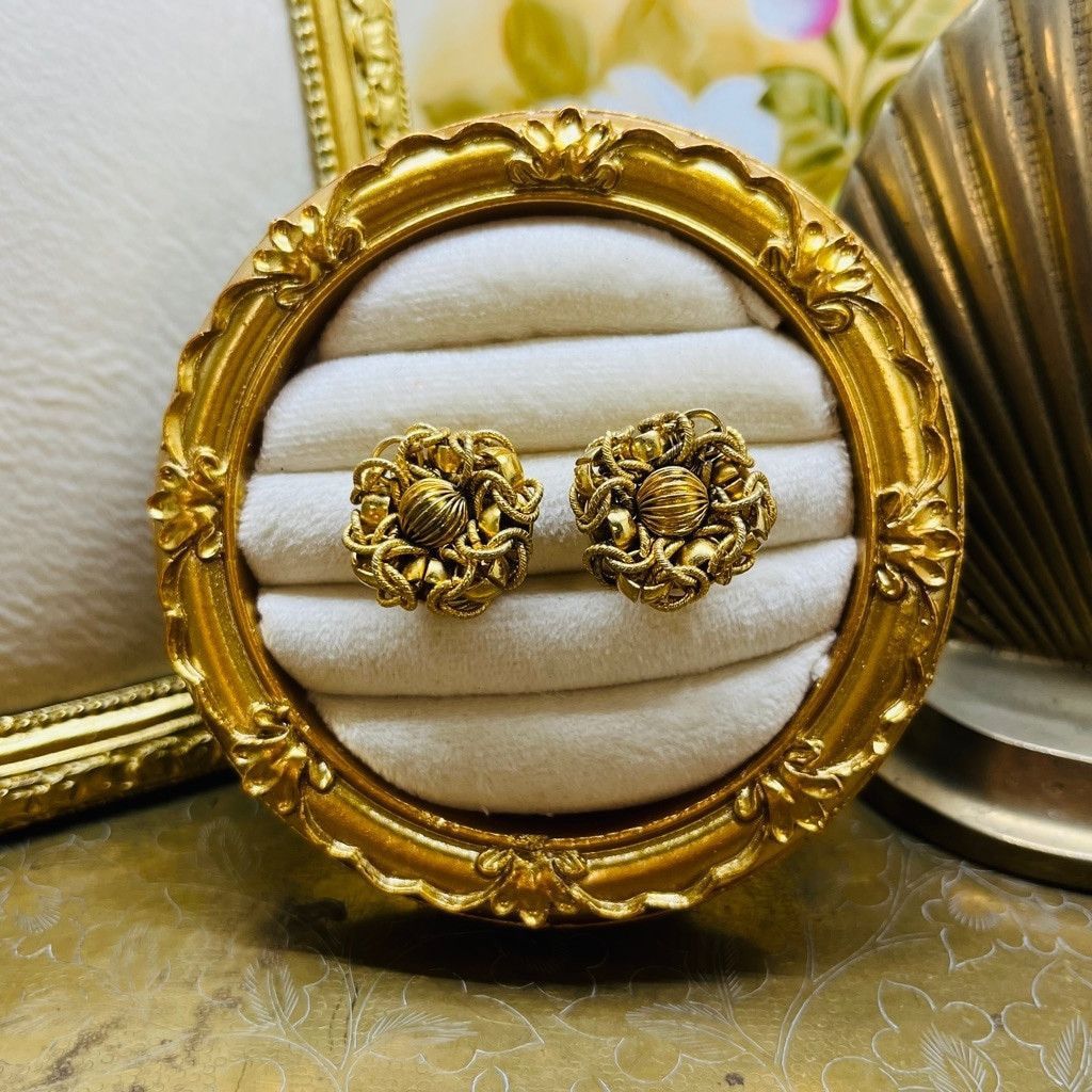 Vintage Vintage Ornate Gold Toned Earrings Round Clip On Size ONE SIZE - 1 Thumbnail