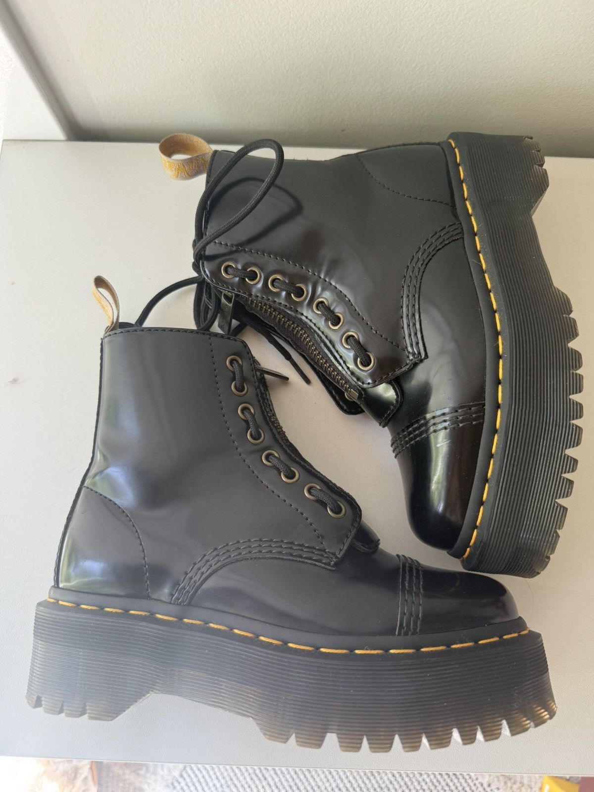 ………… Dr. Martens Dr. Martens Womens 7 2976 EXP Chelsea Mid Top