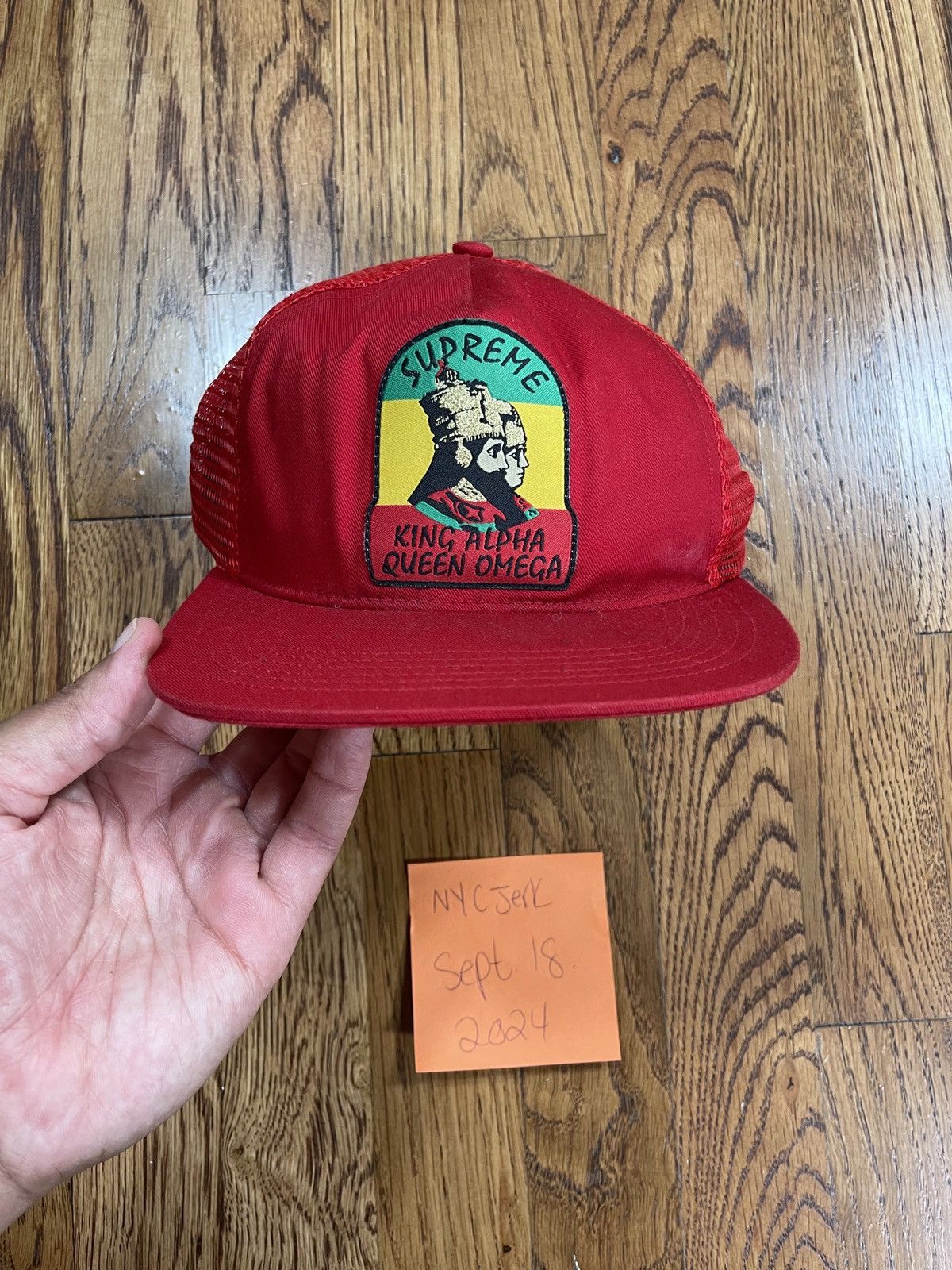 Supreme KING ALPHA QUEEN OMEGA キャップ ベージュ Supreme king alpha queen omega trucker hat
