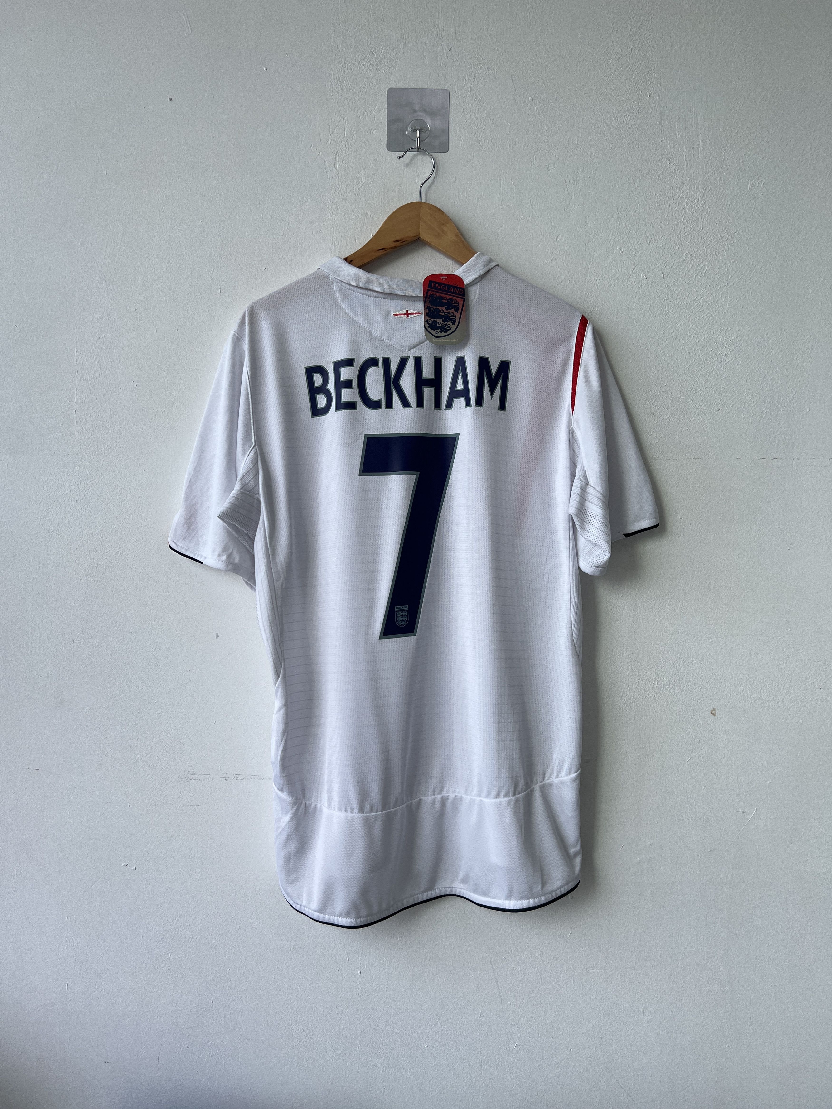 Umbro (L) England 2005-07 Home Kit Beckham #7 (NEW) Size US L / EU 52-54 / 3 - 1 Thumbnail