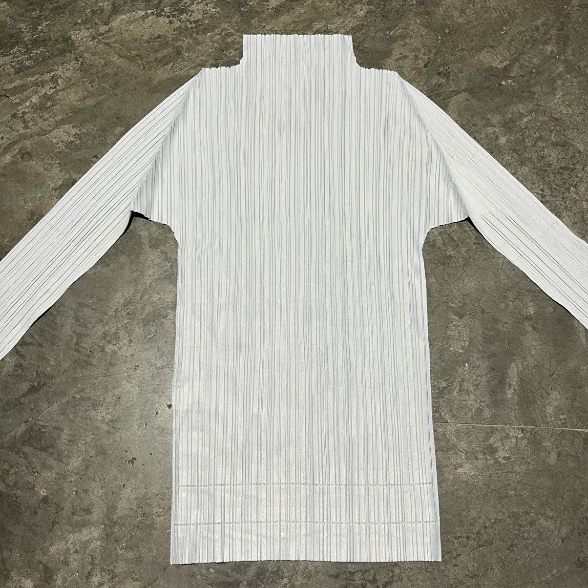 Homme Plisse Issey Miyake × Issey Miyake × Pleats Please Issey Miyake ISSEY MIYAKE SOFT PLEATS LONG SLEEVED TOP IN GREY Size ONE SIZE - 6 Thumbnail