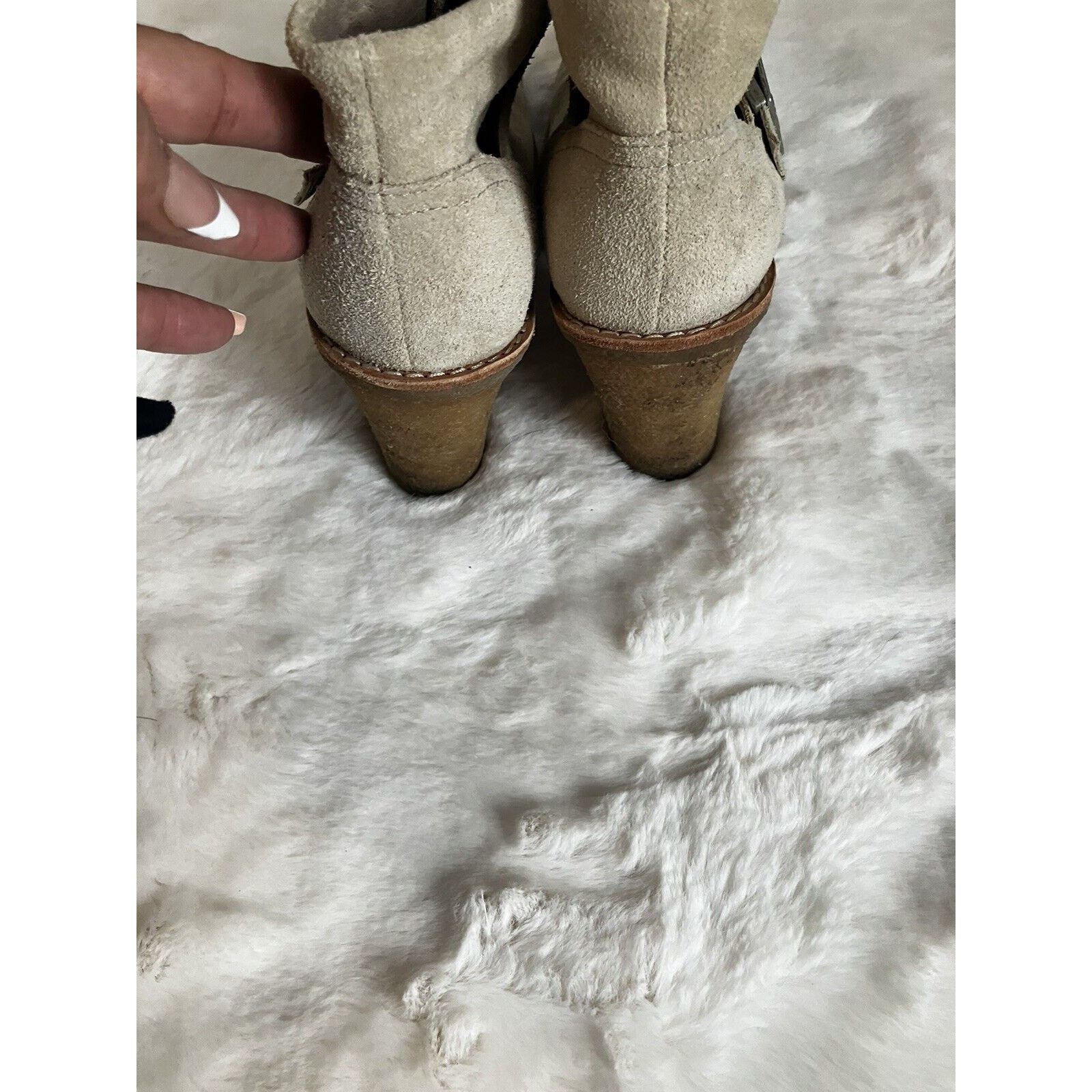 Ugg UGG Mini boots Women's Sand 1 1/2 inch heel fur inside sz 6 Size US 6 / IT 36 - 8 Thumbnail