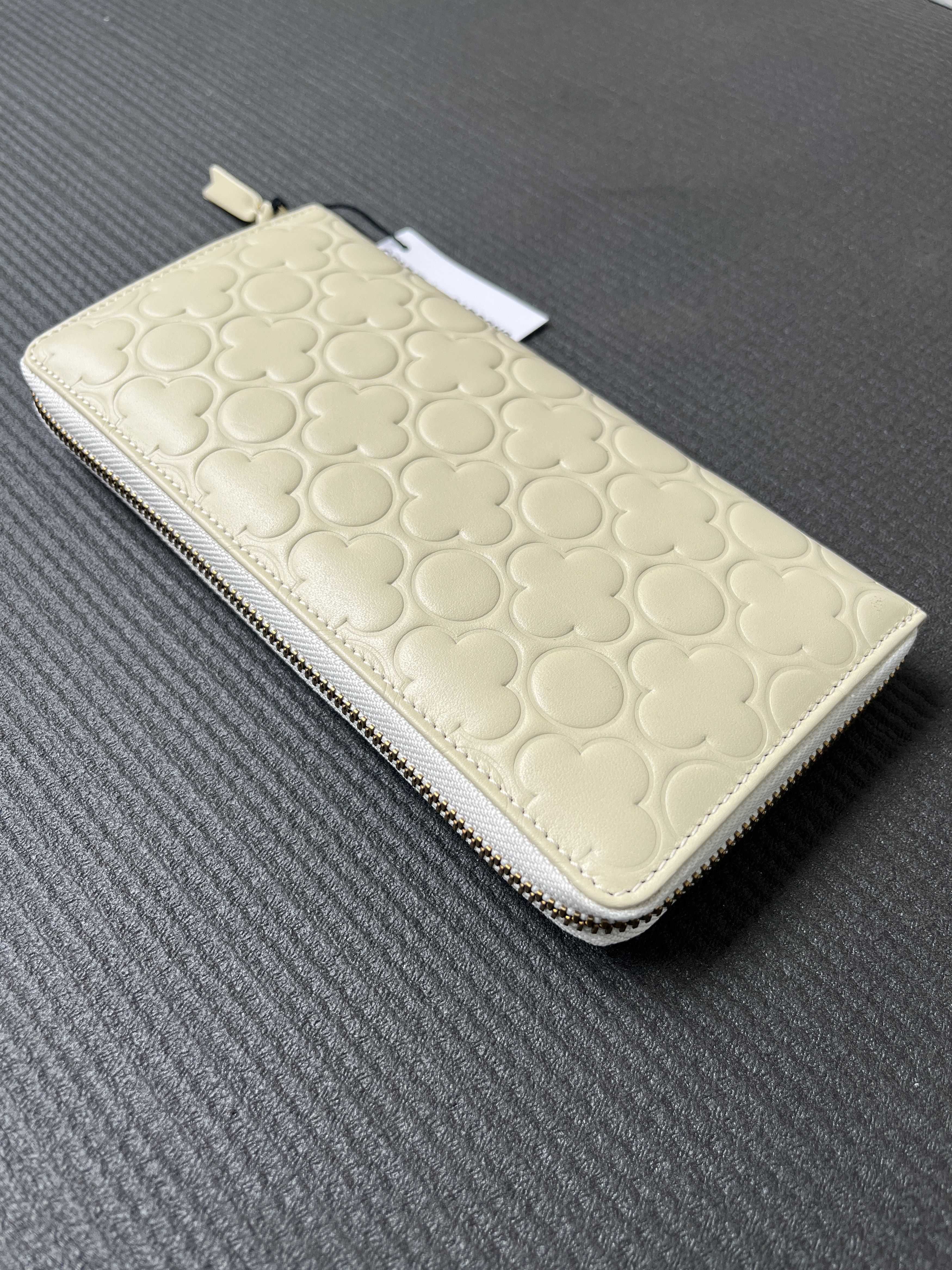 Comme des Garcons Comme des Garcons Embossed B Leather Zip Long Wallet Size ONE SIZE - 2 Thumbnail