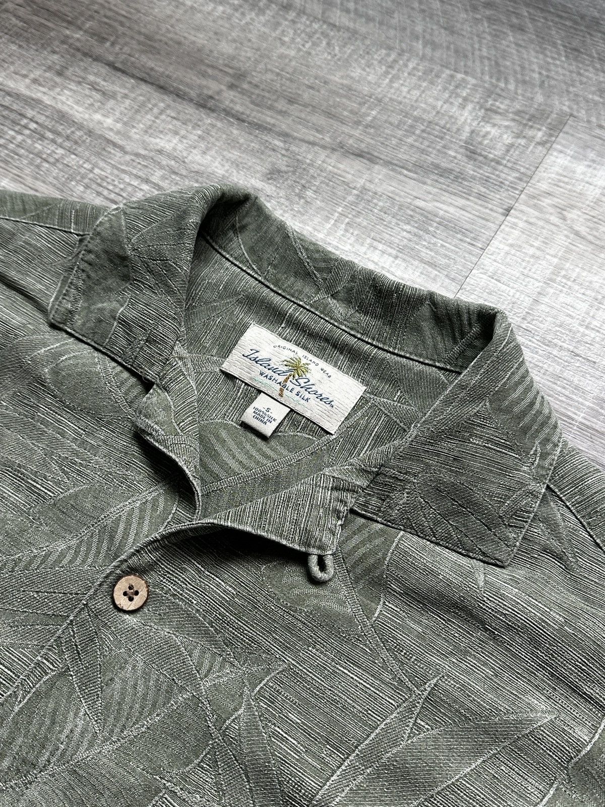 Island Shores Vintage Textured Leaf Print Silk Shirt Size: Small (S) Size US S / EU 44-46 / 1 - 2 Thumbnail