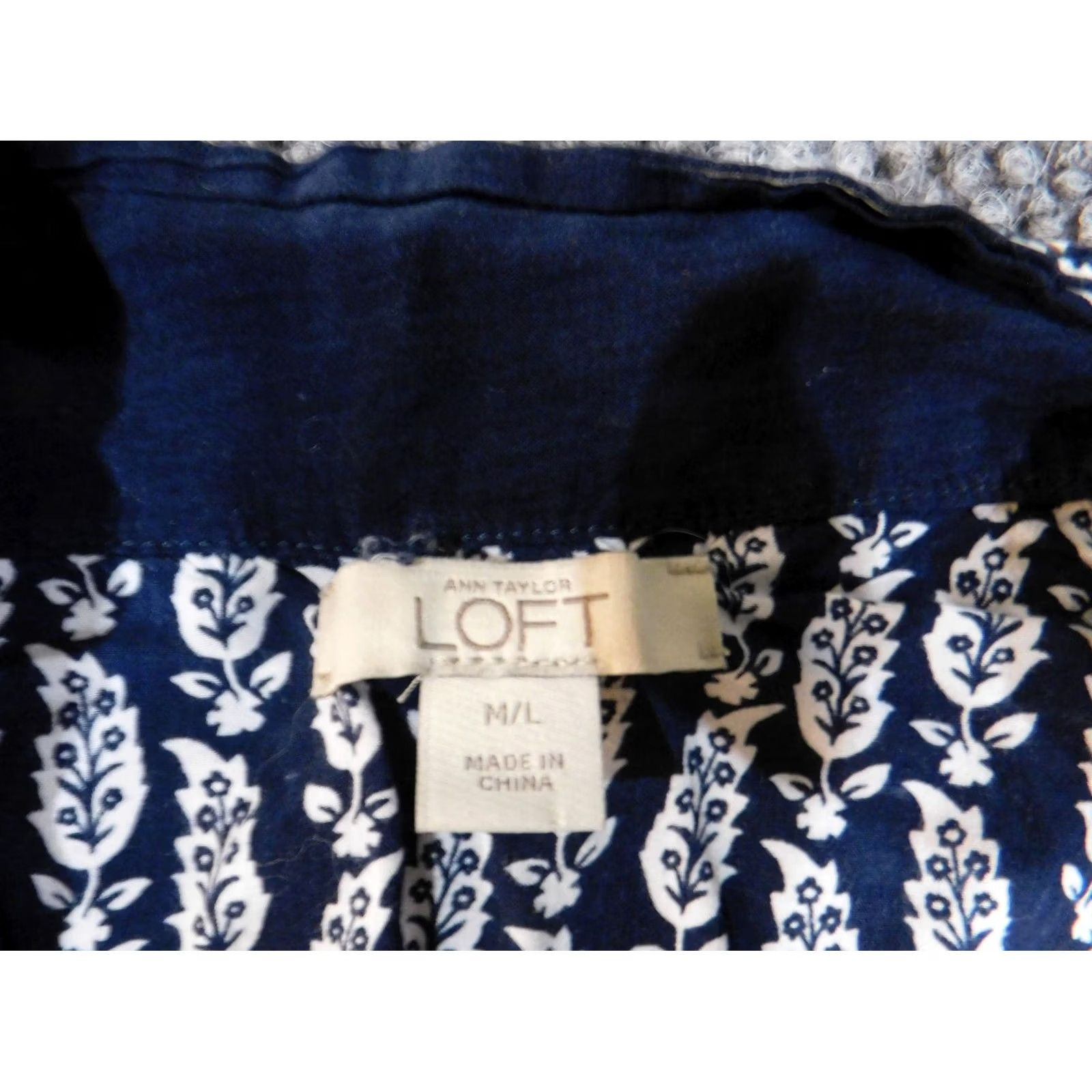 Ann Taylor Ann Taylor Loft Blue Floral Knit Blouse Womens L Rayon Round Neck Casual Open Cover Short Sleeve Shirt Size L / US 10 / IT 46 - 4 Thumbnail