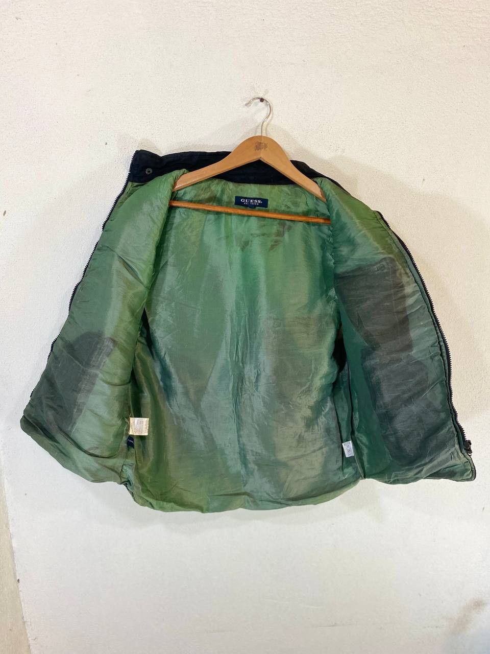 Guess vintage guess puffer vest very nice design Size US M / EU 48-50 / 2 - 8 Thumbnail