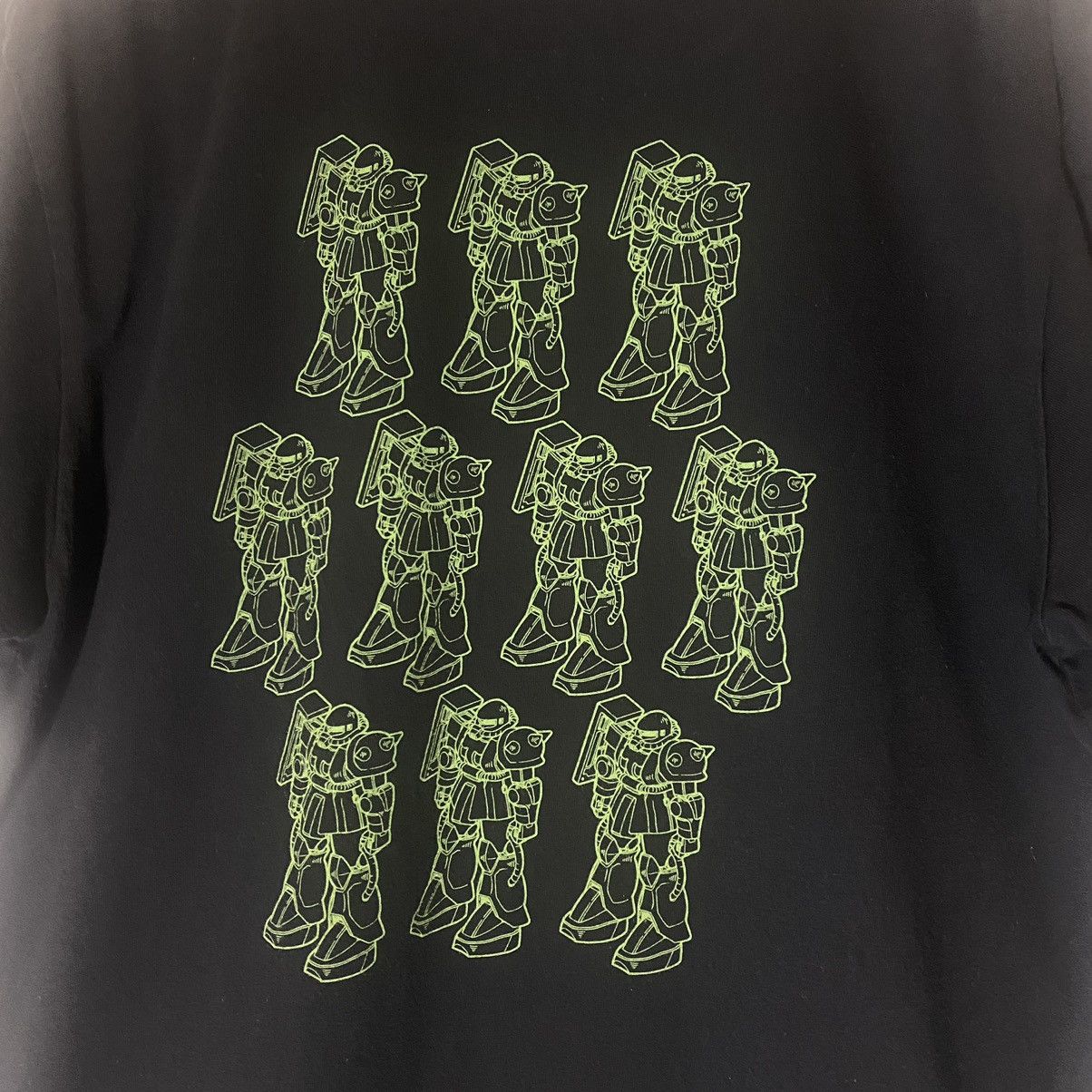 Uniqlo Uniqlo Gundam T-shirt Size US L / EU 52-54 / 3 - 4 Thumbnail