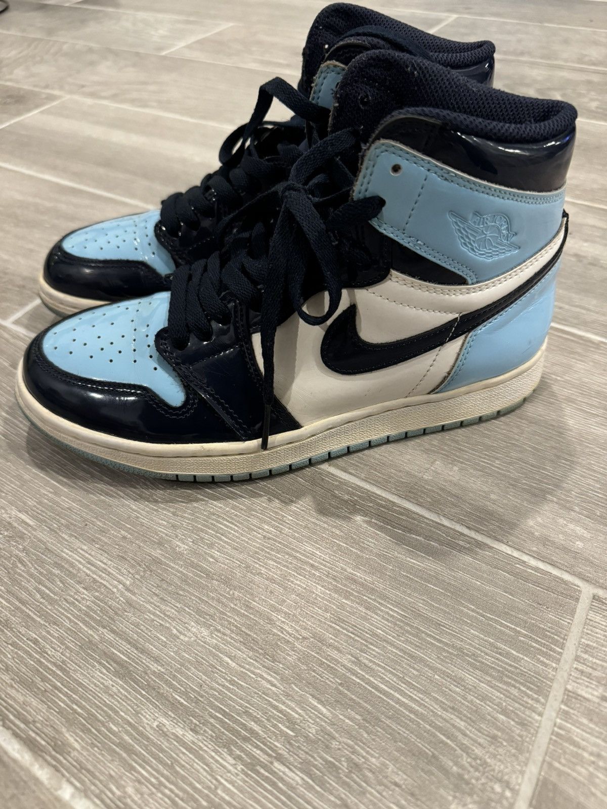 Nike Jordan 1 Retro High UNC Patent (Women's) Size US 7 / IT 37 - 4 Thumbnail