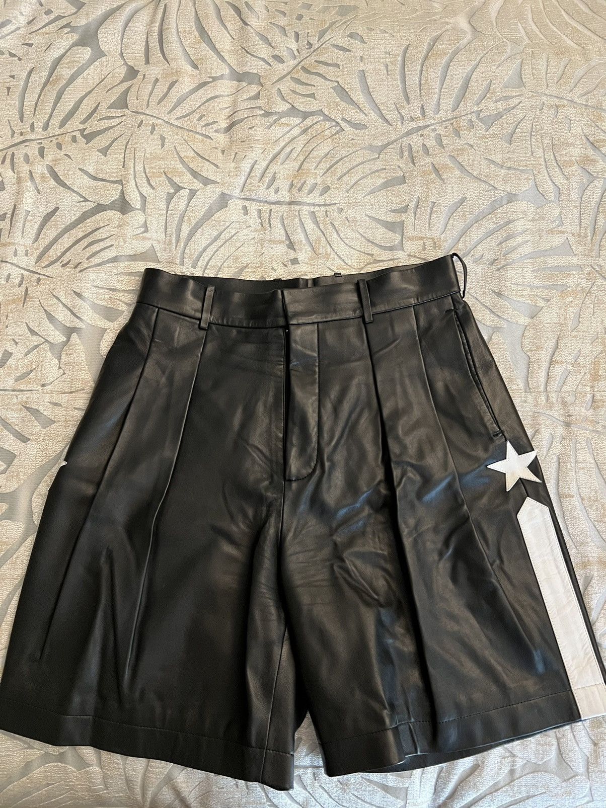 Givenchy Givenchy Tailored Bermuda Star Leather Shorts Size US 30 / EU 46 - 1 Thumbnail